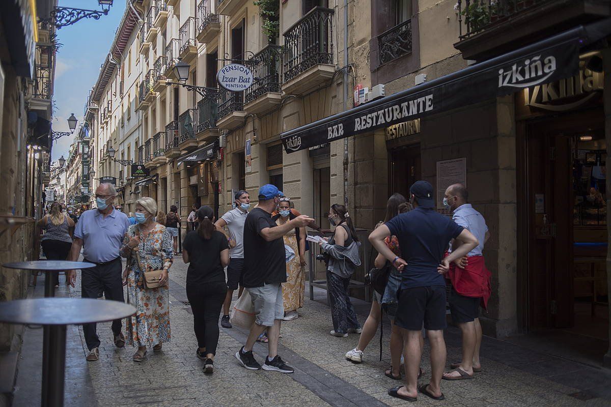 Jendea paseoan Donostiako alde zaharreko kaleetan, atzo. JUAN CARLOS RUIZ/FOKU