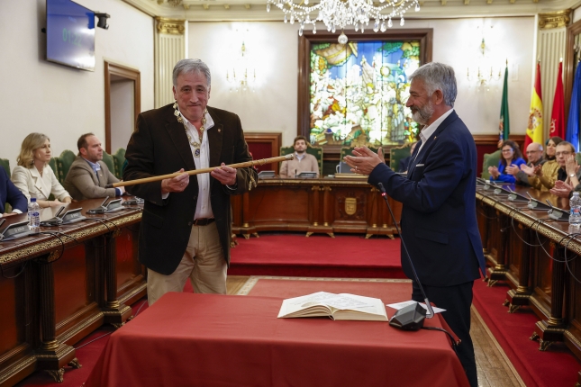 Iruñeko Udalean, Joseba Asironi aginte makila emanez. VILLAR LOPEZ / EFE Iruñeko Udalean, Joseba Asironi aginte makila emanez. VILLAR LOPEZ / EFE