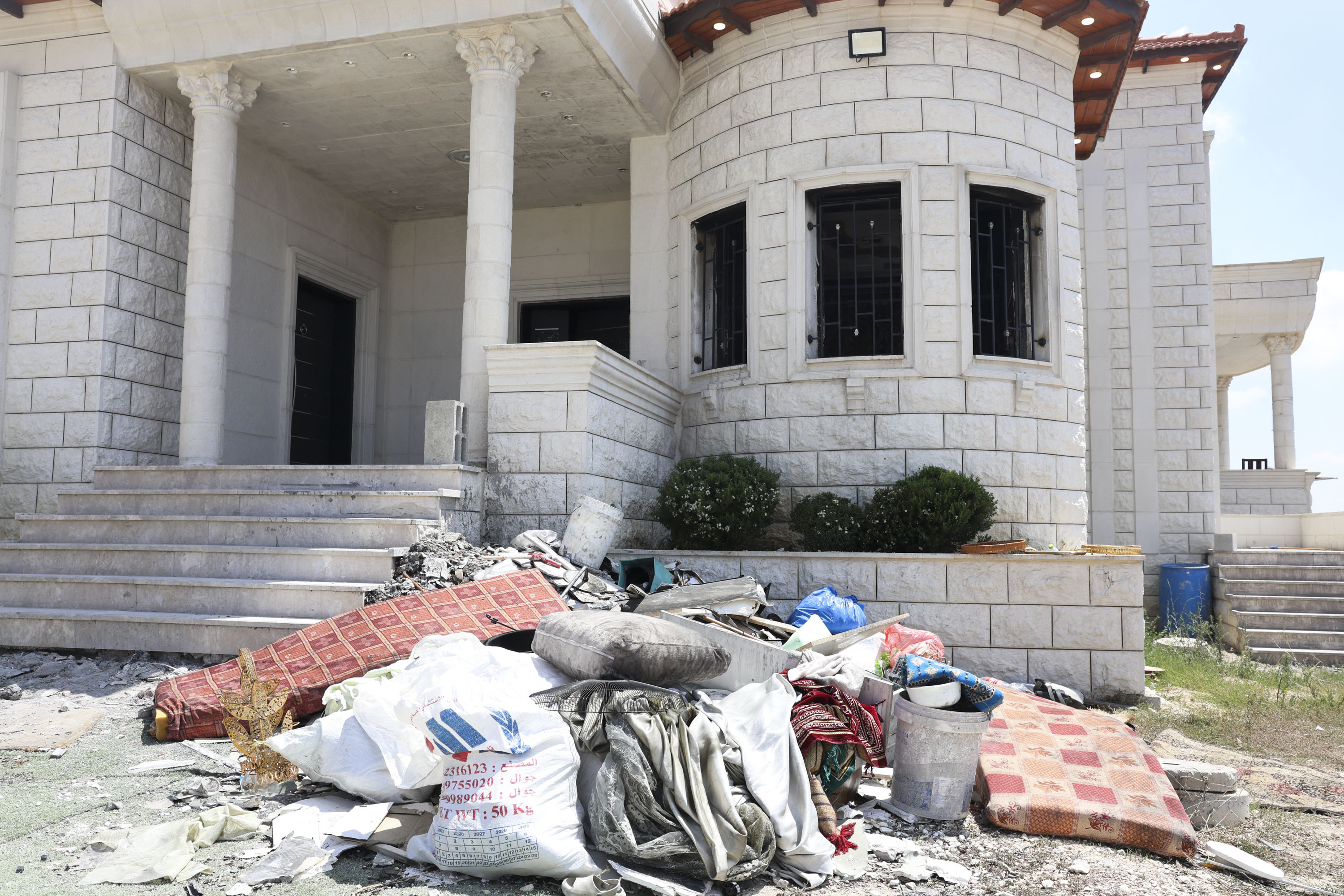 Israelgo armadak okupatutako etxebizitza bat, atzo, Tell herrian. MAGDA GIBELLI / EFE