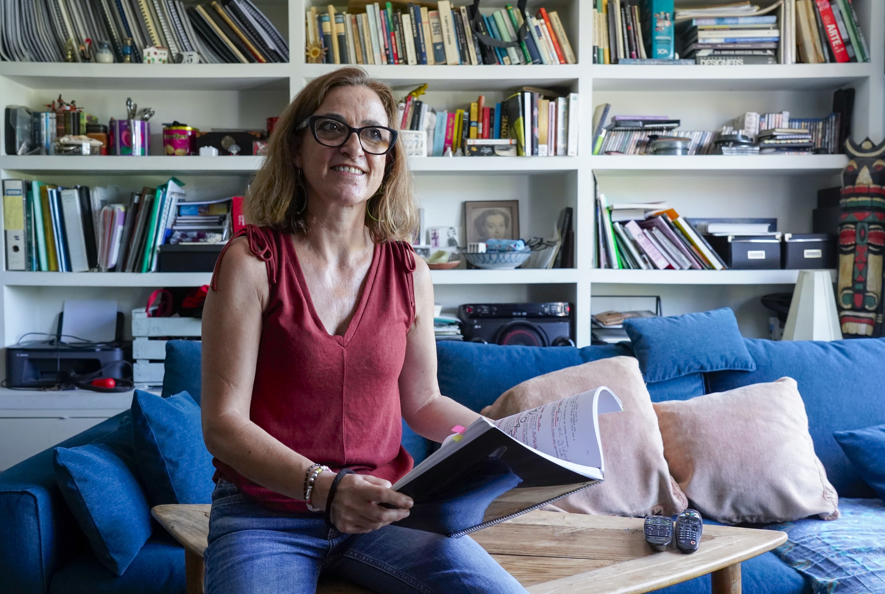 Zaloa Ziluaga zinemako arte zuzendaria, gidoi bat eskuetan, bere etxean. MARISOL RAMIREZ / FOKU
