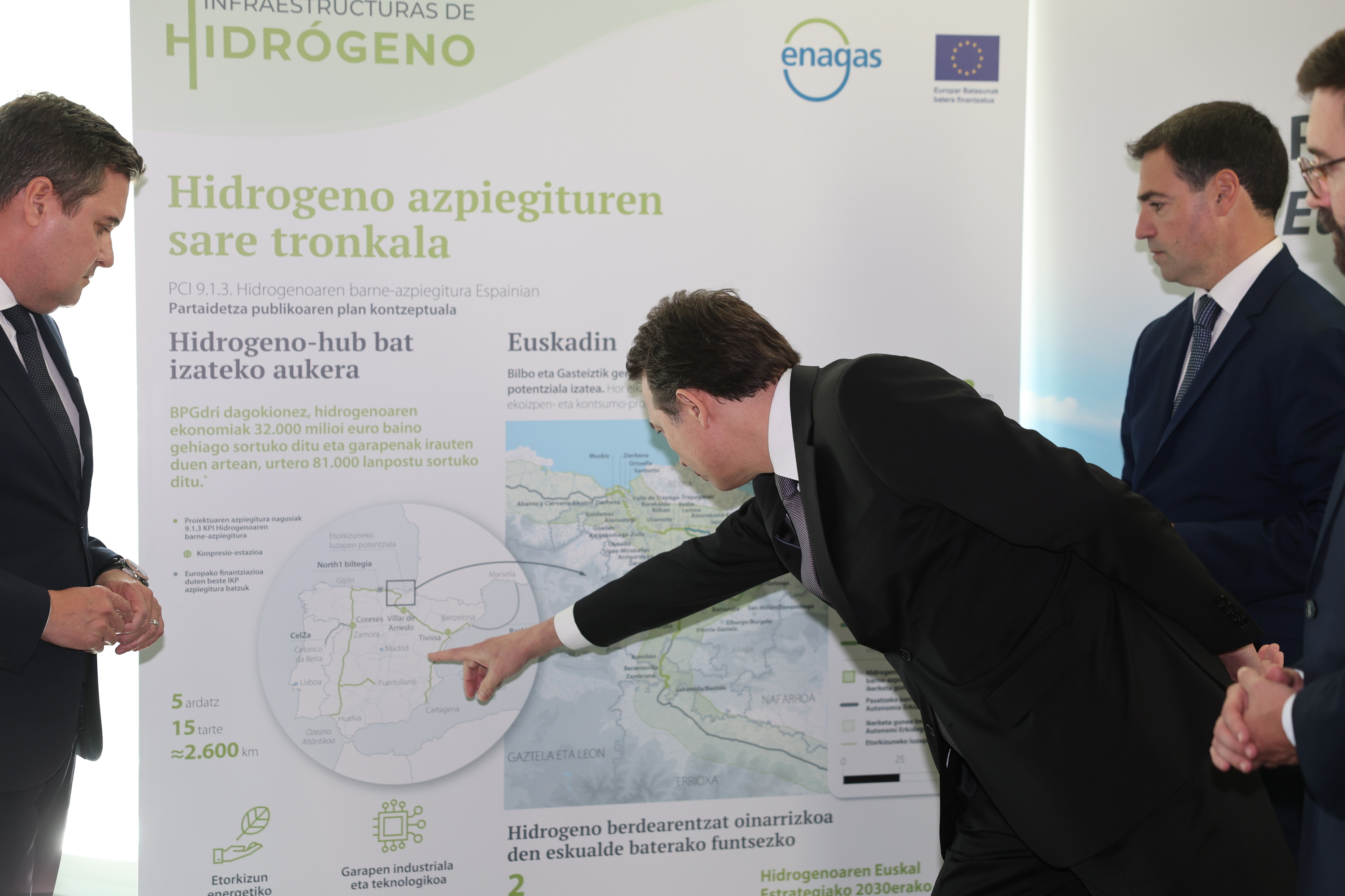 Arturo Gonzalez Enagaseko burua hidrogenoaren inguruan egin nahi dituzten inbertsioak erakusten Imanol Pradalesi, iazko azaroan, Santurtzin. LUIS TEJIDO / EFE
