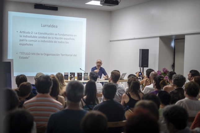 Ibai Atutxa literatur ikerlariaren hitzaldia, 2018an. JAIZKI FONTANEDA / FOKU Ibai Atutxa literatur ikerlariaren hitzaldia, 2018an. JAIZKI FONTANEDA / FOKU
