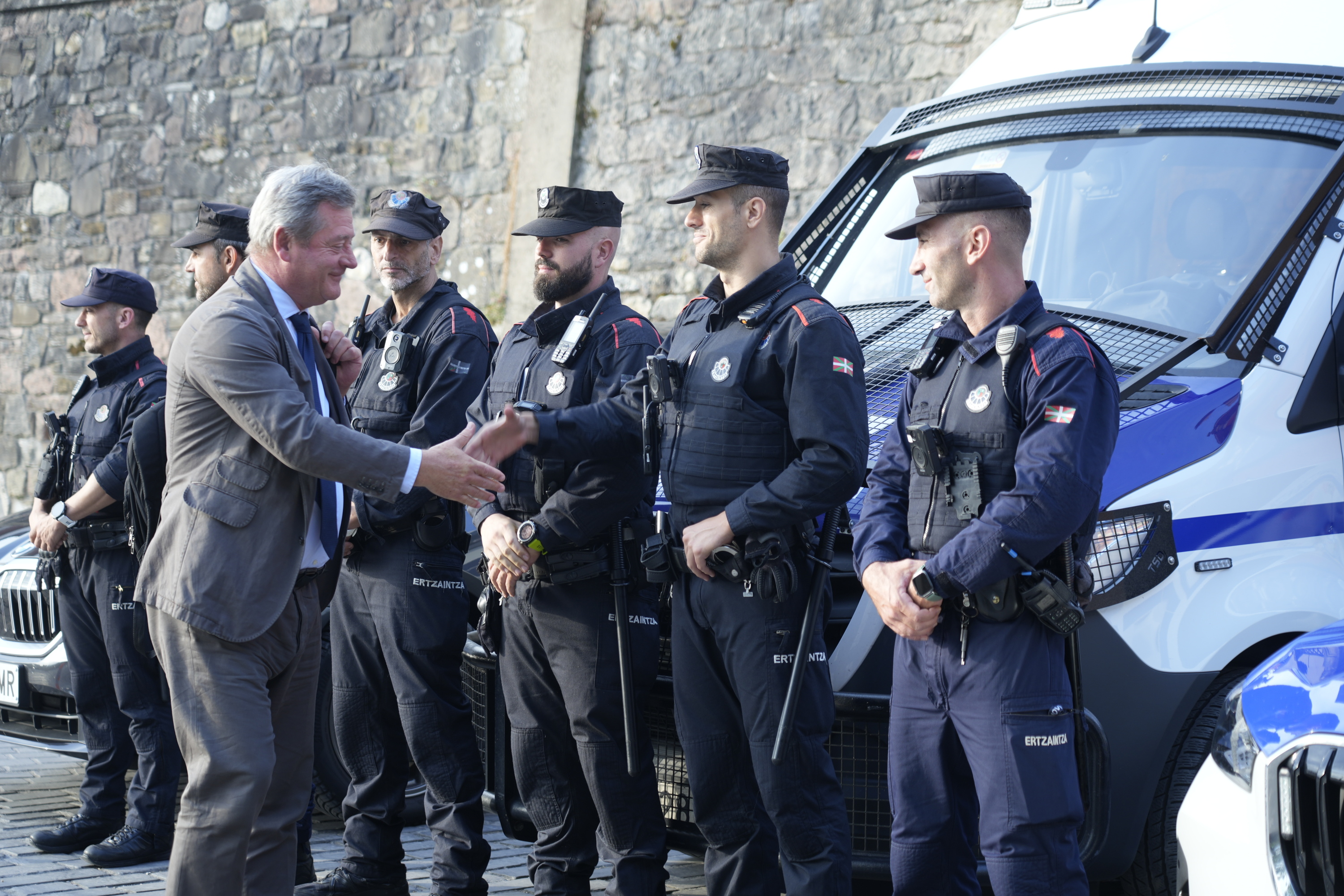 Zupiria ertzain batzuk agurtzen, artxiboko irudi batean. ANDONI CANELLADA / FOKU