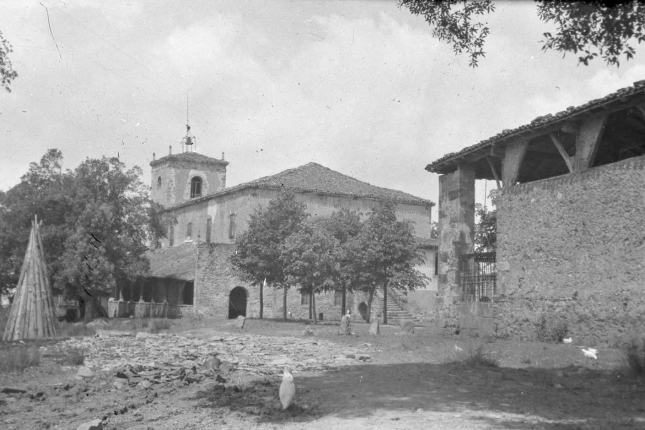 Errigotiko Idoibaltzagako Andra Mari eliza eta inguruak, XX. mende hasieran. BERRIA Errigotiko Idoibaltzagako Andra Mari eliza eta inguruak, XX. mende hasieran. BERRIA