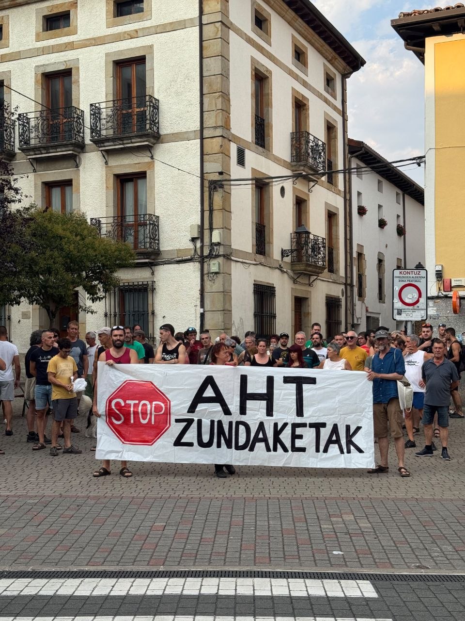 Atzo Atsasuko Foruen plazan egin zuten elkarretaratzea. STOP AHT ZUNDAKETAK