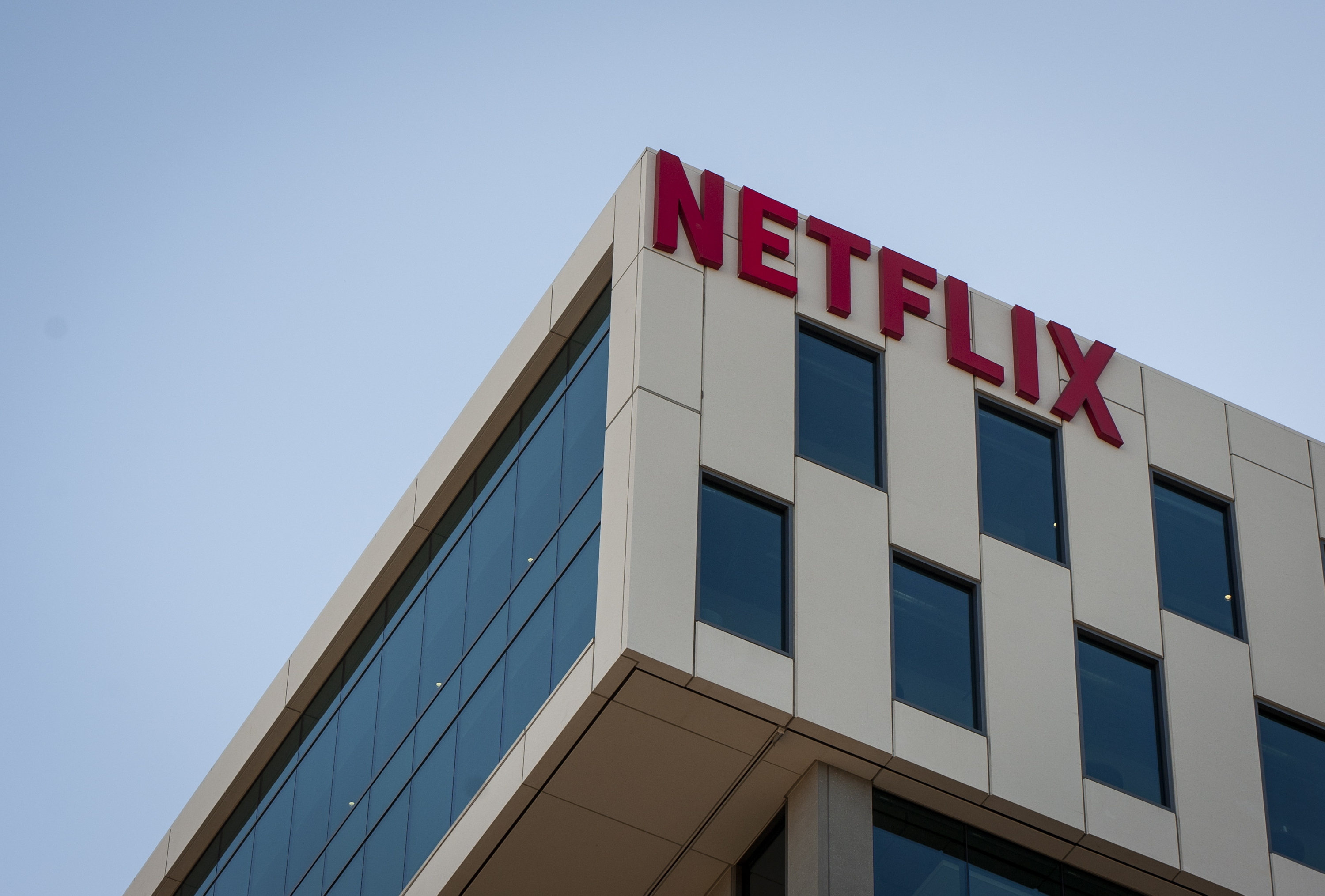 Netflixek Bogotan daukan egoitzaren fatxada. CHRISTIAN MONTERROSA / EFE