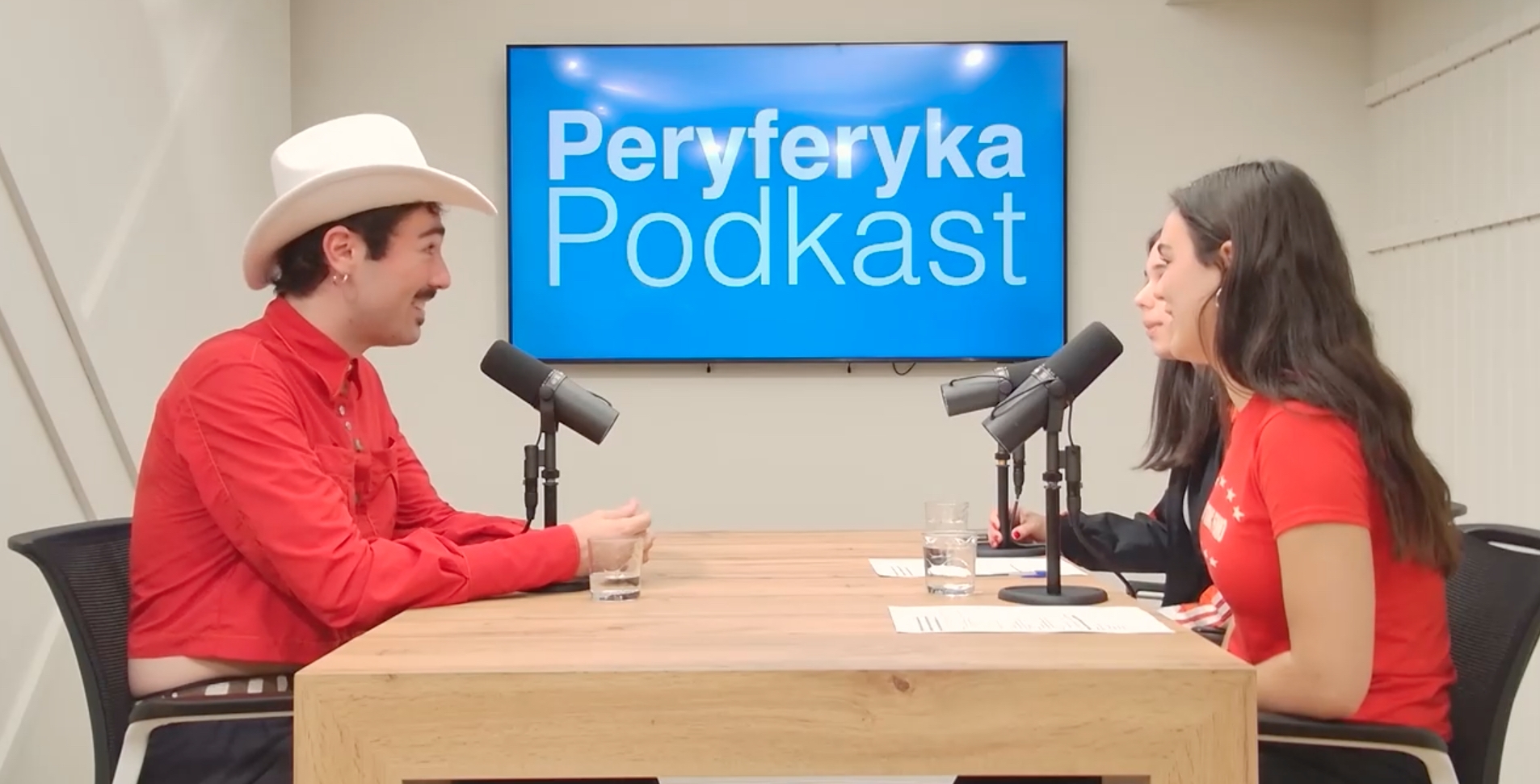 'Peryferyka' podcasteko gidari Ariana Nespereira eta Zihara Etxeberria, Beñat Uribe-Etxebarria 'Euskowboy' elkarrizketatzen. GOIENA