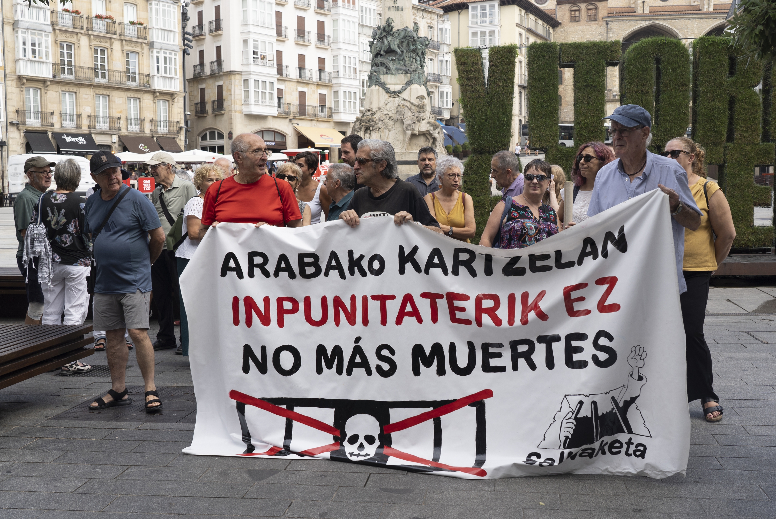 Salhaketa Arabak gaur goizean Gasteizko Andre Maria Plazan eginiko kontzentrazioa. RAUL BOGAJO / FOKU