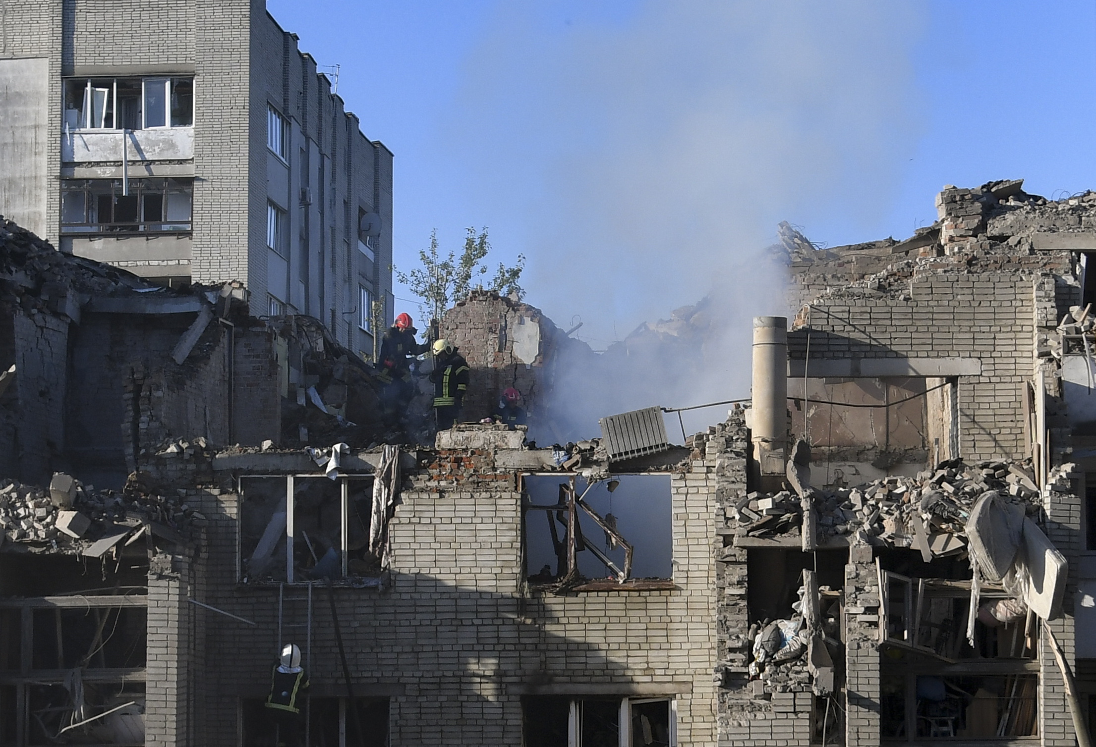 Misil batek jotako etxebizitza bat, Ukrainako Lviv hirian, gaur. MIKOLA TIS / EFE