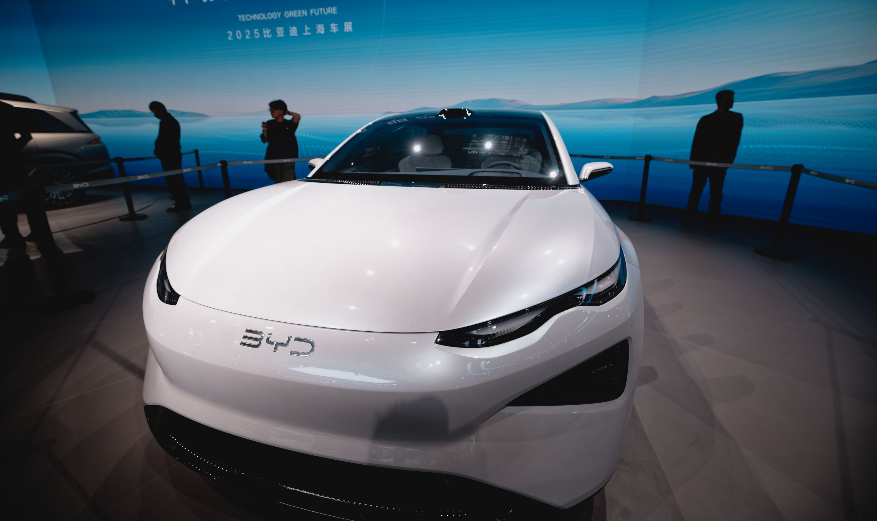 BYD markako prototipo bat, Shanghaiko auto azokan. ALEX PLAVEVSKI / EFE