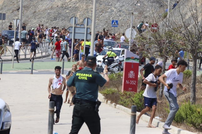 Migratzaile ugari Ceutara iritsi berritan, atzo. REDUAN DRIS / EFE