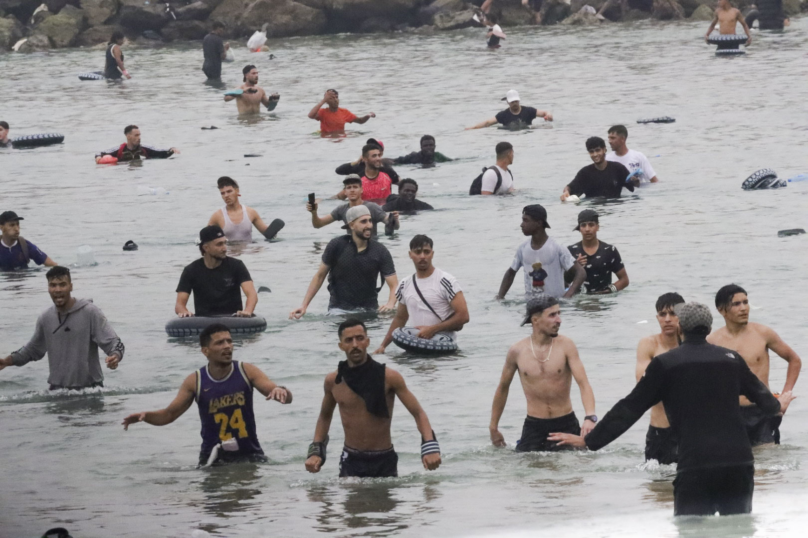 Migratzaile batzuk igerian Ceutako kostara iristen, gaur. REDUAN DRIS / EFE