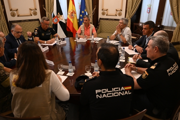 Pedro Sanchez Ceutako agintariekin bilduta, gaur, Ceutan. BORJA PUIG DE LA BELLACASA / EFE Pedro Sanchez Ceutako agintariekin bilduta, gaur, Ceutan. BORJA PUIG DE LA BELLACASA / EFE