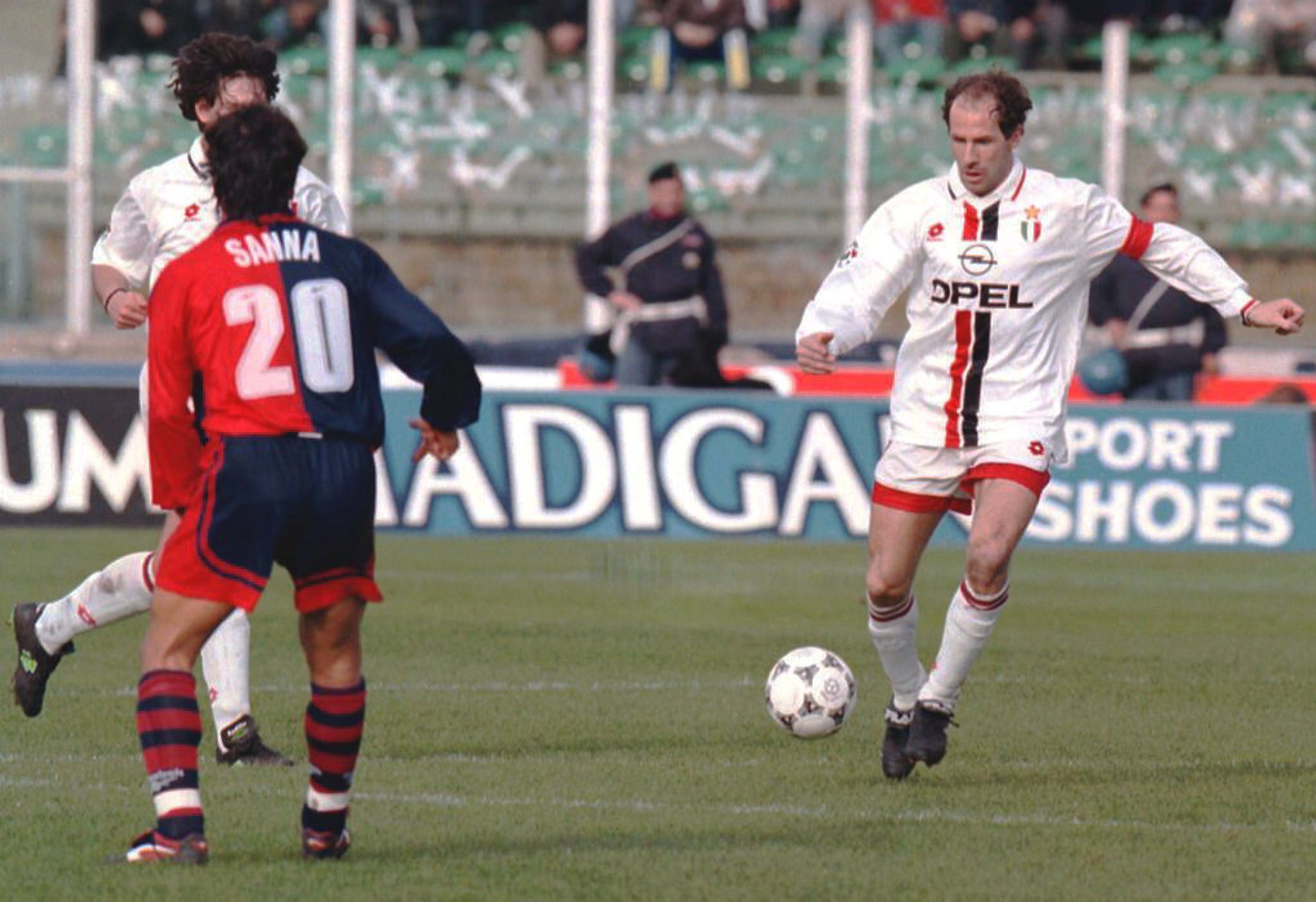 Franco Baresi baloia jotzeko prest. MAGNI RICHIARDI / EFE
