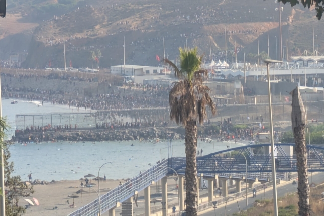 Milaka migrante Marokoren eta Espainiaren arteko mugan, Ceutan. RAMSES AZUMIKEK UTZITAKOA Milaka migrante Marokoren eta Espainiaren arteko mugan, Ceutan. RAMSES AZUMIKEK UTZITAKOA