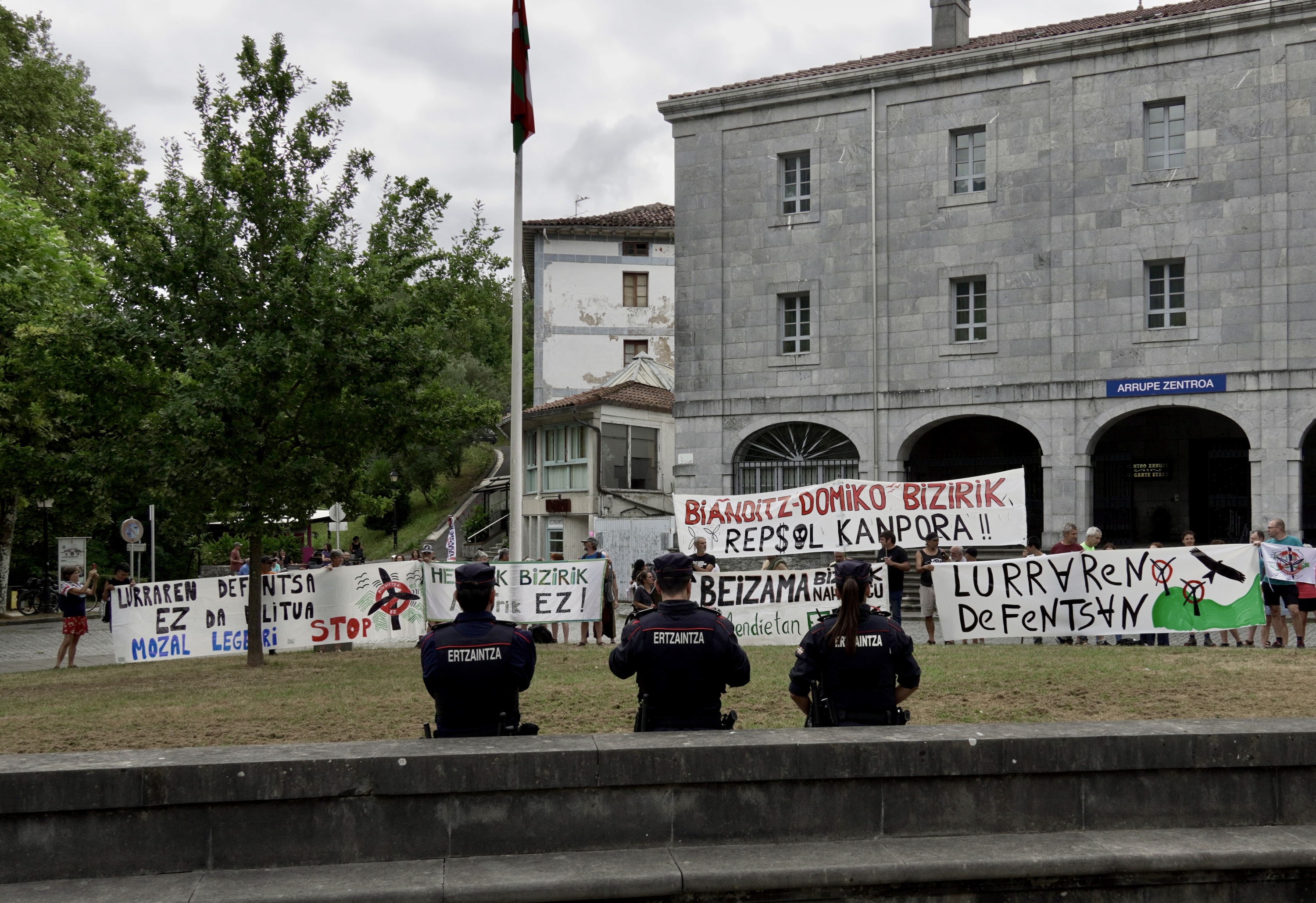 Protesta, Loiolan, gaur; aurrean, ertzainak. ANDONI CANELLADA / FOKU