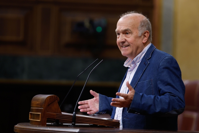 Ruiz de Pinedo, Espainiako Kongresuko atriletik hizketan, 2024an. JAVIER LIZON / EFE Ruiz de Pinedo, Espainiako Kongresuko atriletik hizketan, 2024an. JAVIER LIZON / EFE