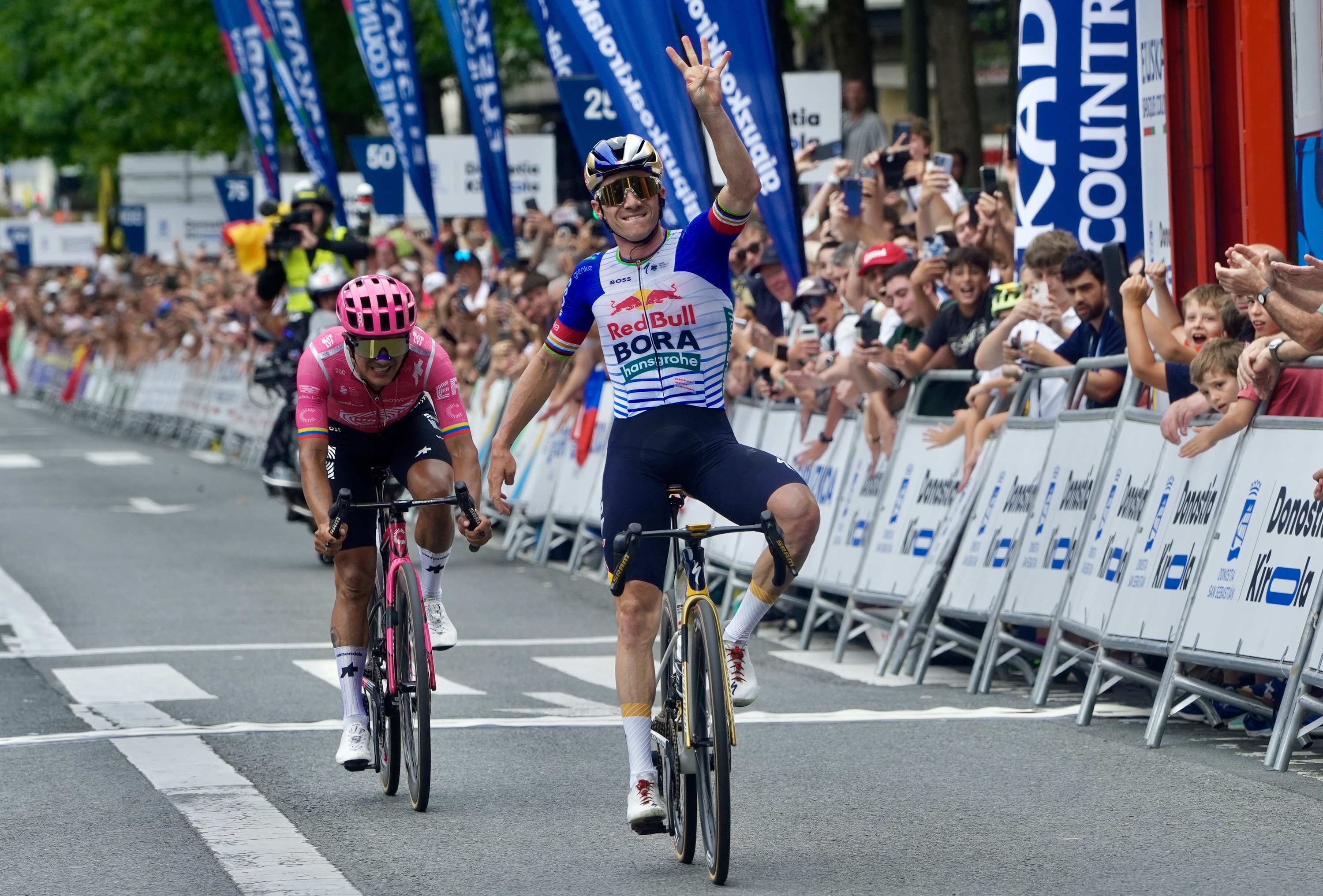 Remco Evenepoel Donostiako Klasikoa laugarrenez irabazi duela ospatzen. ANDONI CANELLADA / FOKU