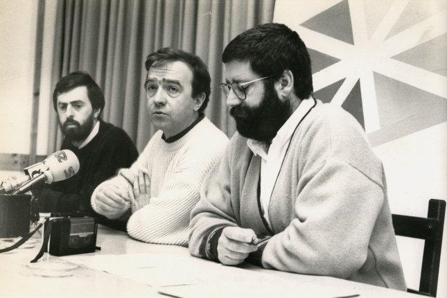 Iñaki Ruiz de Pinedo, erdian, Herri Batasunaren prentsaurreko batean. EUSKALDUNON EGUNKARIA Iñaki Ruiz de Pinedo, erdian, Herri Batasunaren prentsaurreko batean. EUSKALDUNON EGUNKARIA