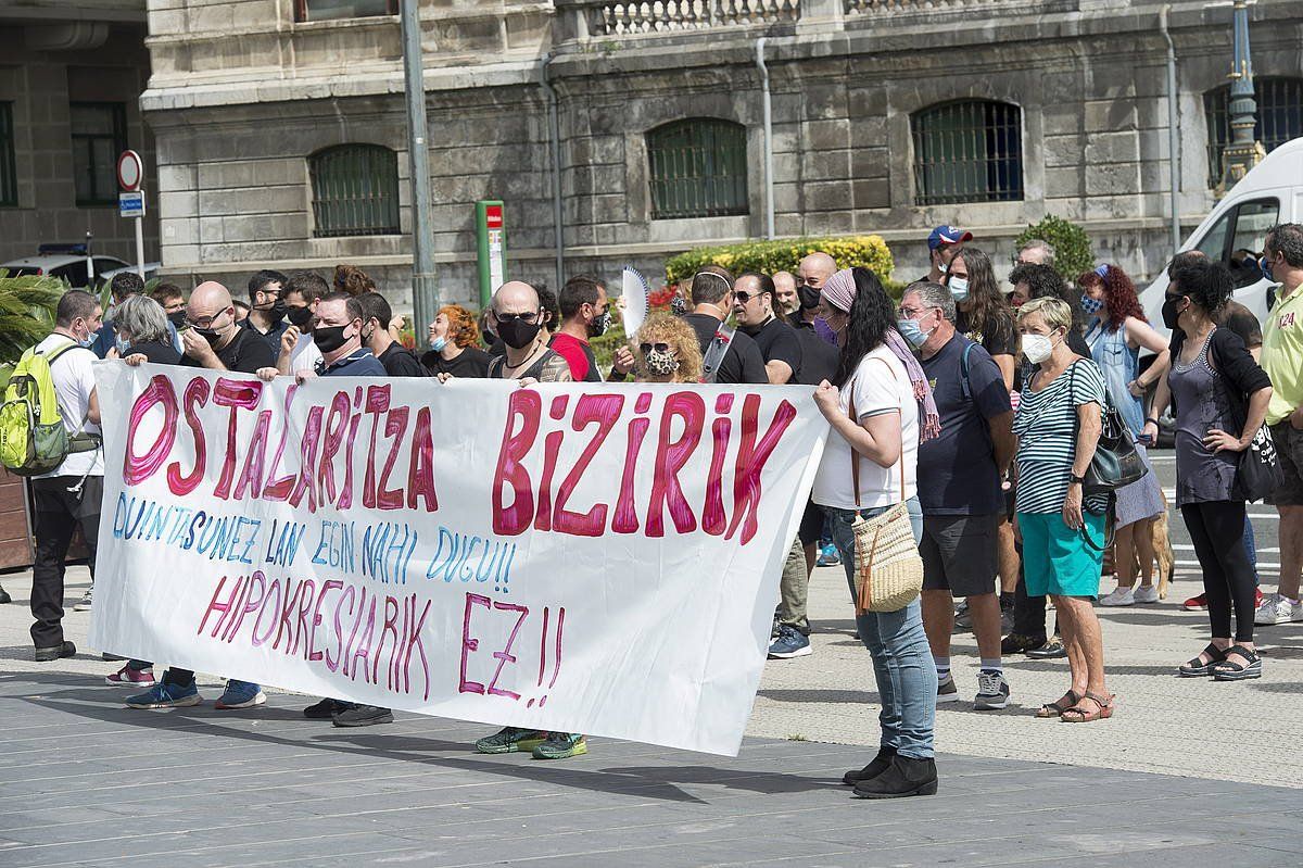 Bilboko hainbat tabernarik elkarretaratzea egin dute udaletxearen aurrean. MARISOL RAMIREZ / FOKU