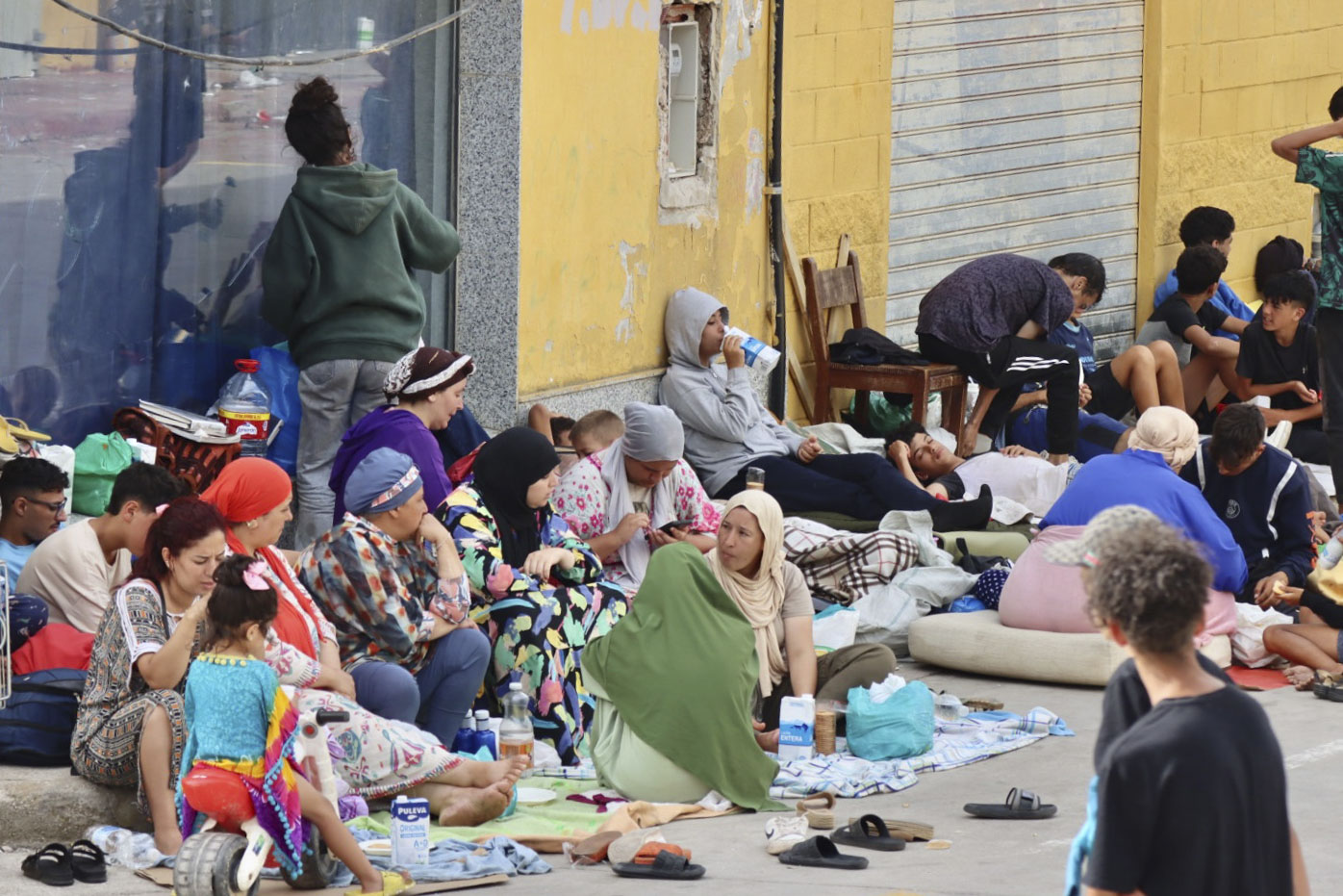 Maroko eta Espainia arteko muga zeharkatu zuten hainbat migrante, Ceutako kaleetan. REDUAN DRIS / EFE