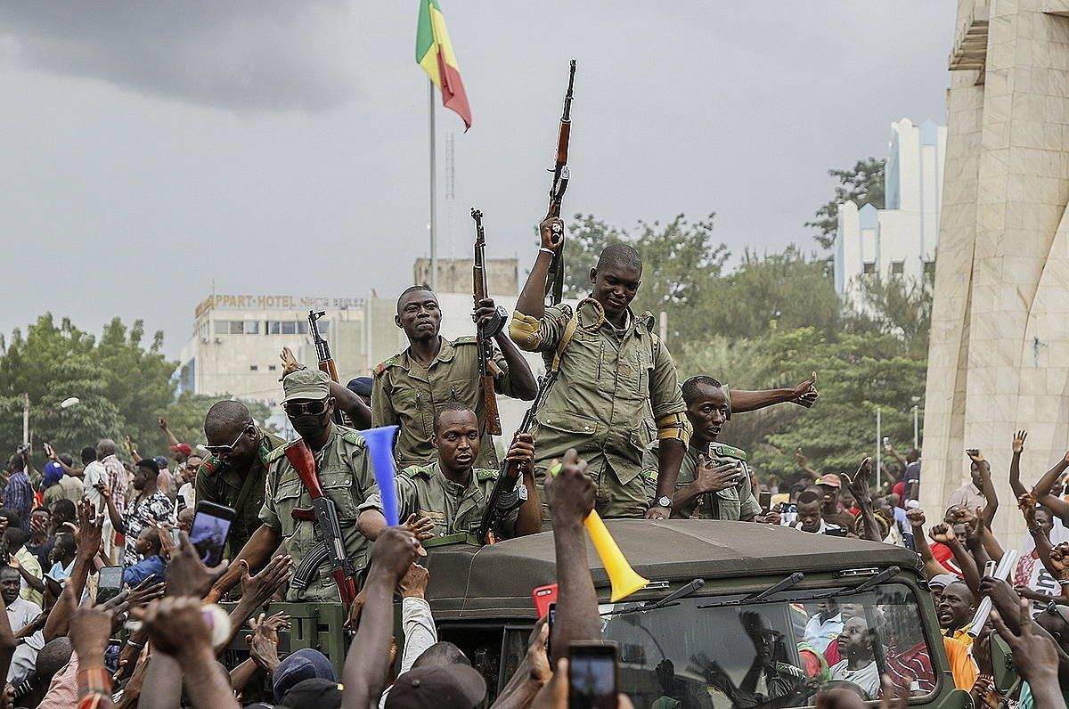 Militarrak Bamakoko kleetan, herritarren babespean. MOUSSA KALAPO / EFE