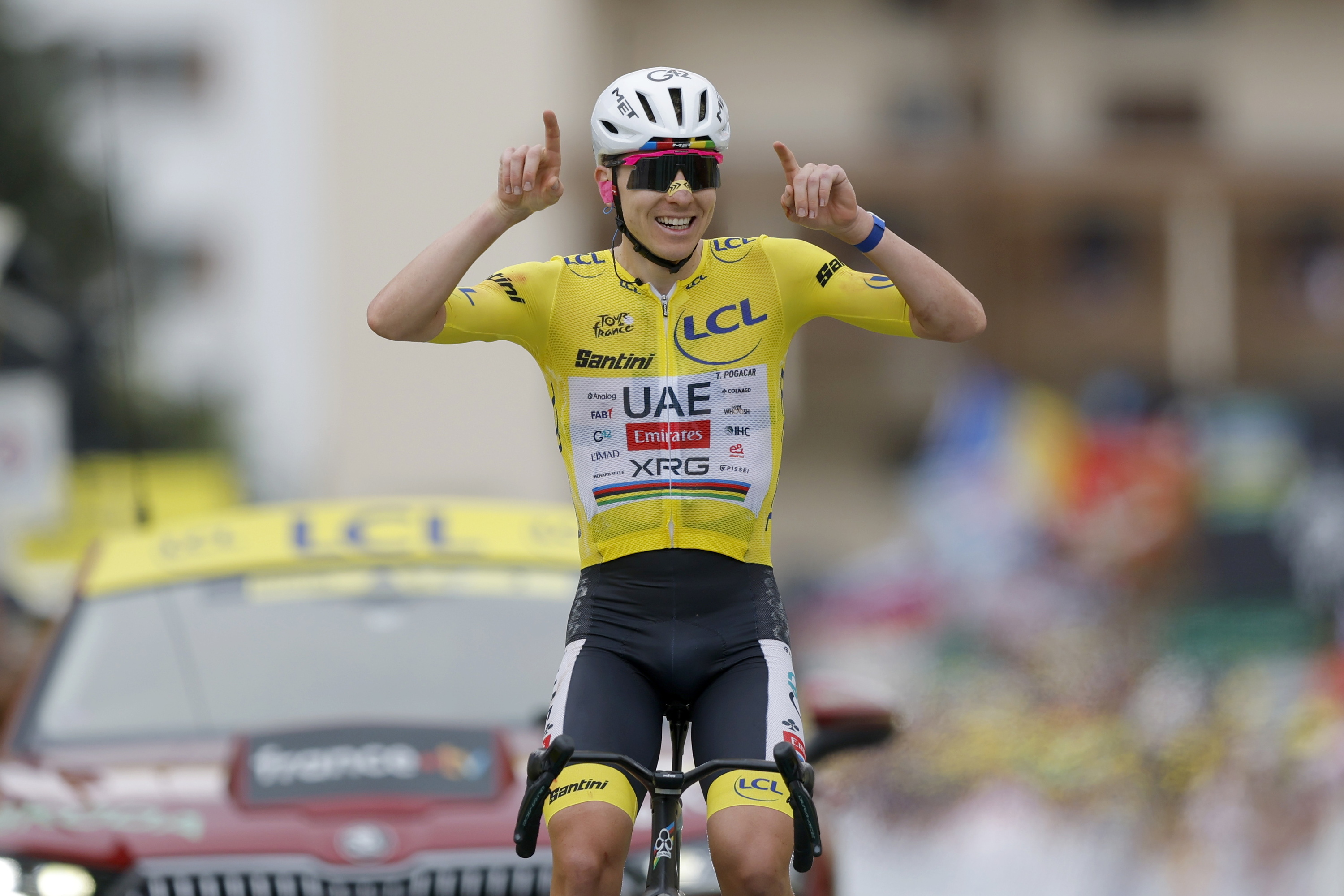 Tadej Pogacar Alpe D'Huezen lortutako garaipena ospatzen. GUILLAUME HORCAJUELO / EFE