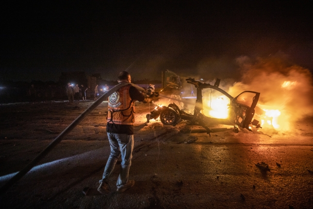 Larrialdi zerbitzuetako kide bat atzo, Gazan, Israelek suntsitutako auto baten aurrean. MOHAMMED SABER / EFE Larrialdi zerbitzuetako kide bat atzo, Gazan, Israelek suntsitutako auto baten aurrean. MOHAMMED SABER / EFE
