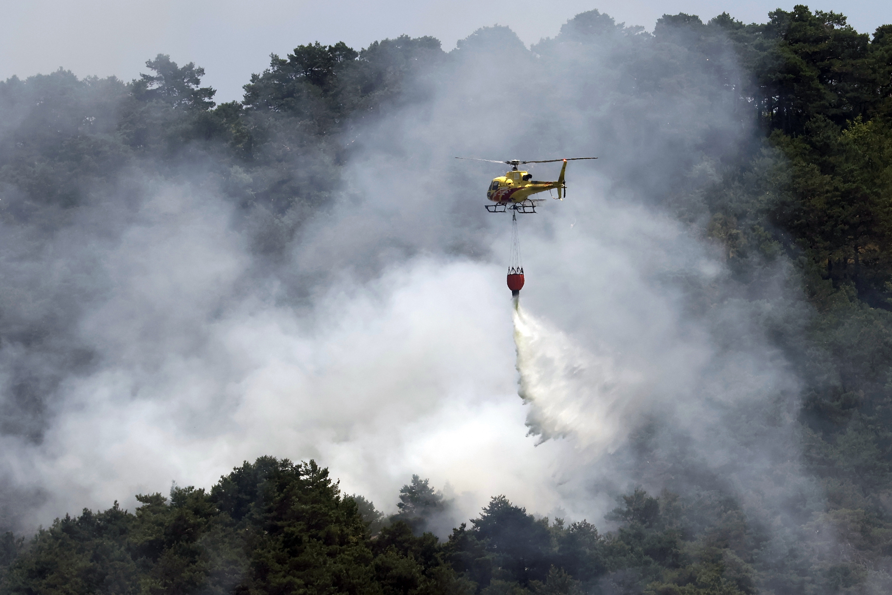 Helikoptero bat Ezkabarteko sutea itzaltzeko lanetan, ekainean. JESUS DIGES / EFE