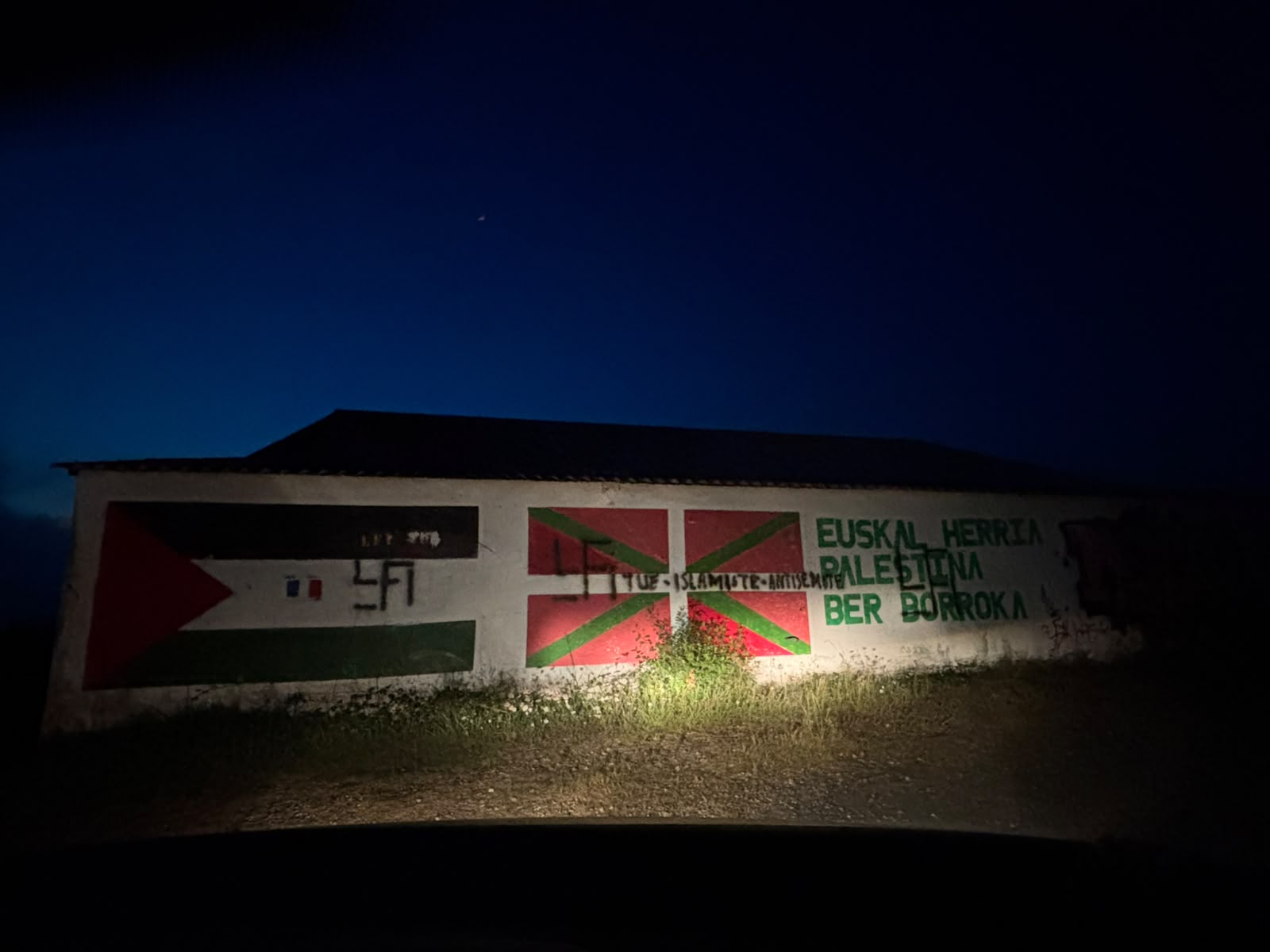 Joan den gauean agertutako pintaketa faxistak, Itsasuko aerodromoan. GOXOKI