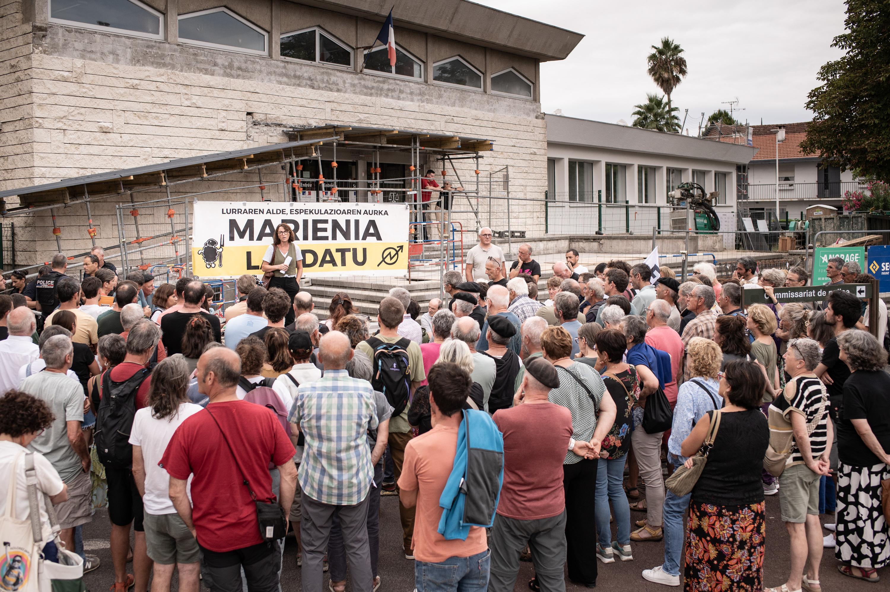 Marieneko aferan epaituriko bi kideren aldeko elkarretaratzea, Baionako auzitegi aitzinean, agorrilaren 4an. PATXI BELTZAIZ