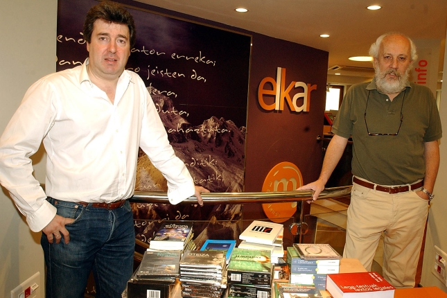 Elkarreko Kepa Torrealdai eta Verdes dendako Javier Escudero, Elkarrek denda erosi zuenean, 2005ean. MONIKA DEL VALLE / ARGAZKI PRESS