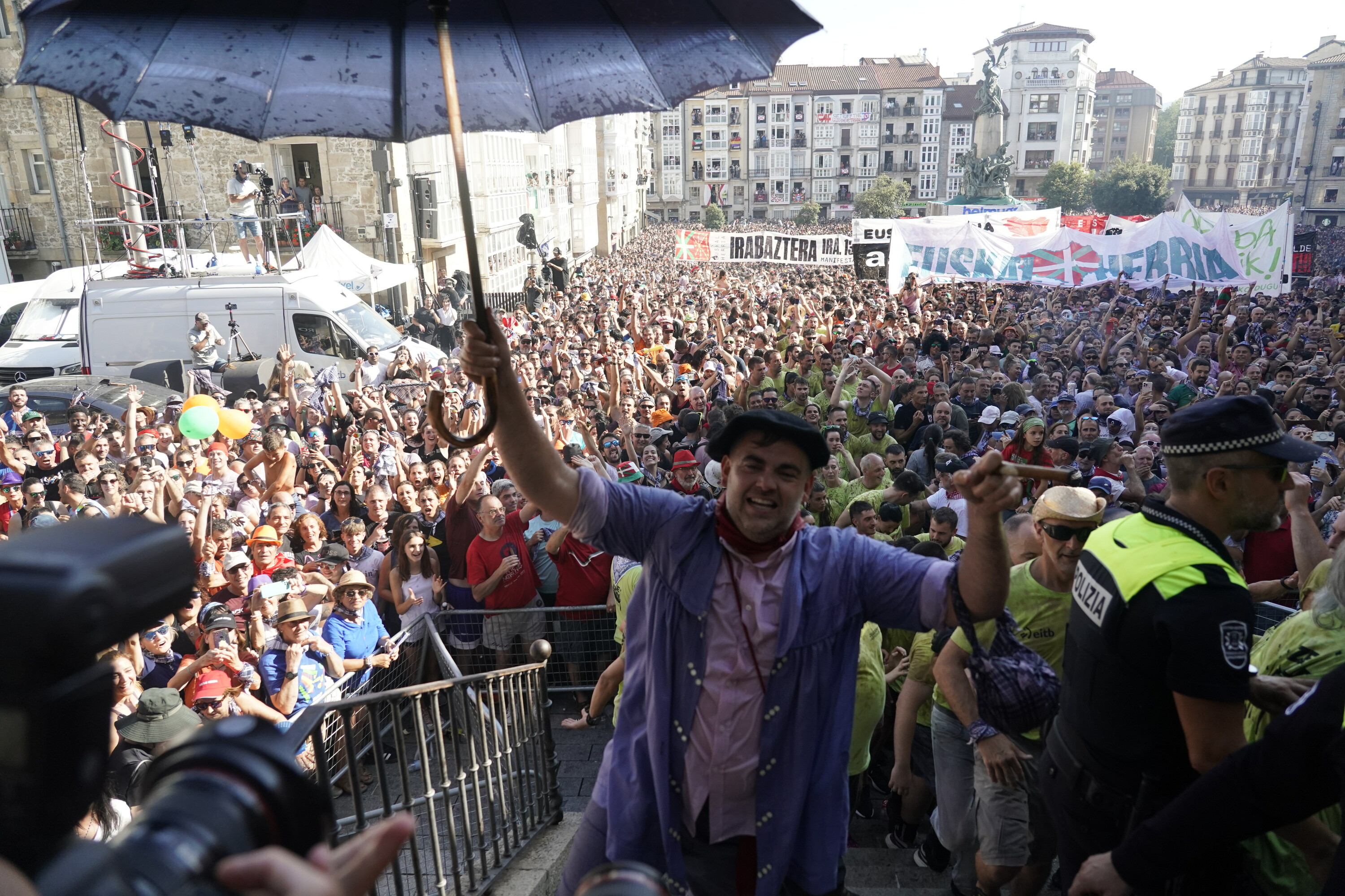 Zeledon, Andre Maria Zuriaren plazako balkoira iristen. L. RICO / EFE
