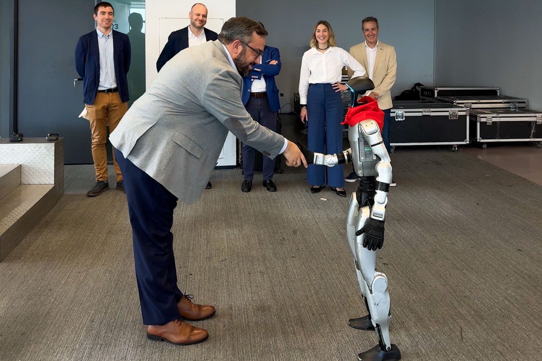 Zapi gorria daraman robot bat, Javier Remirez Nafarroako Gobernuko lehendariordeari eskua ematen, Shenzhen hirian.  NAFARROAKO GOBERNUA
