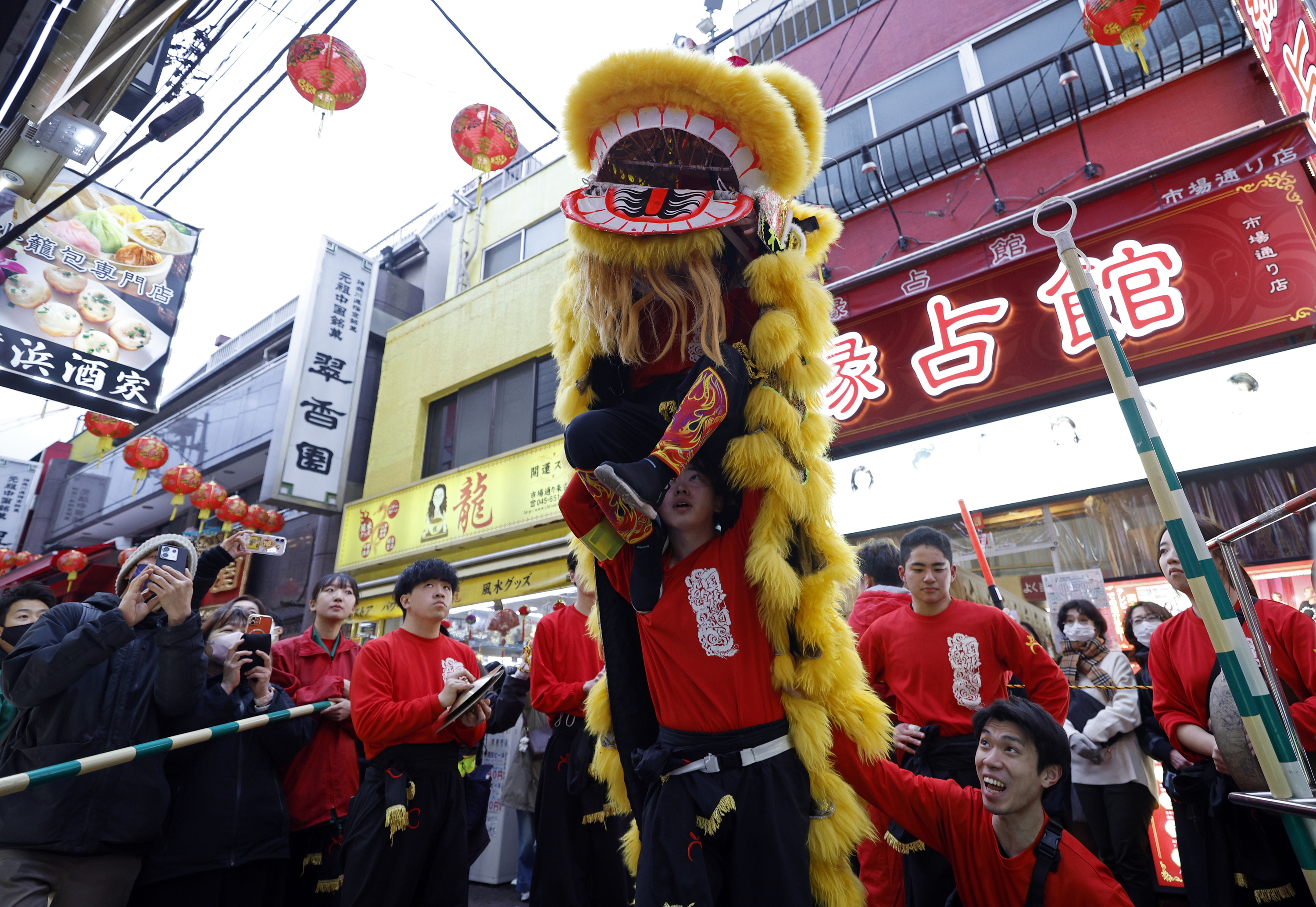 Urteberri txinatarraren ospakizuna, Yokohamako Chinatown auzoan. FRANCK ROBICHON / EFE