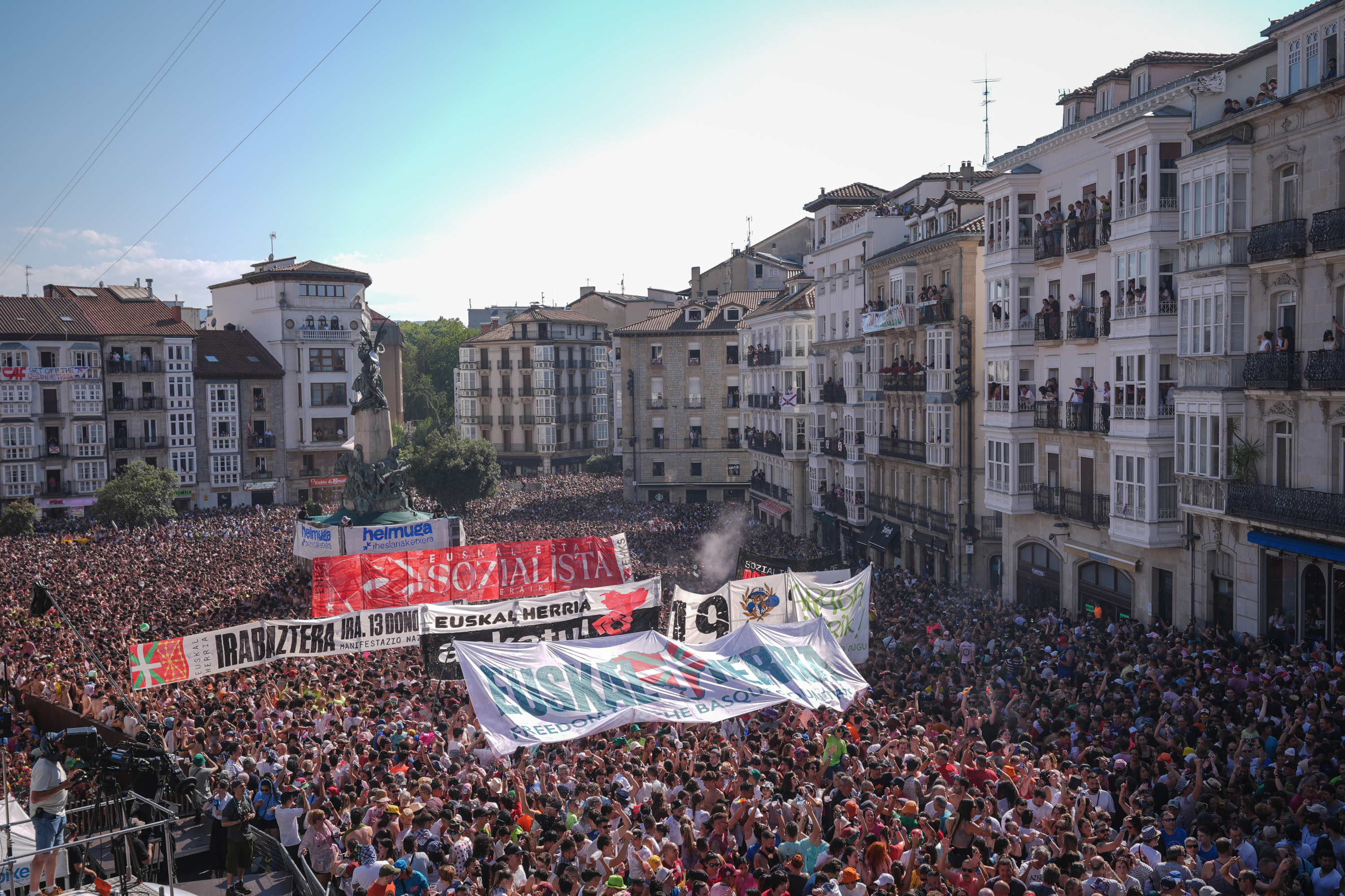 Andre Maria Zuriaren plaza jendez beteta. ENDIKA PORTILLO / FOKU