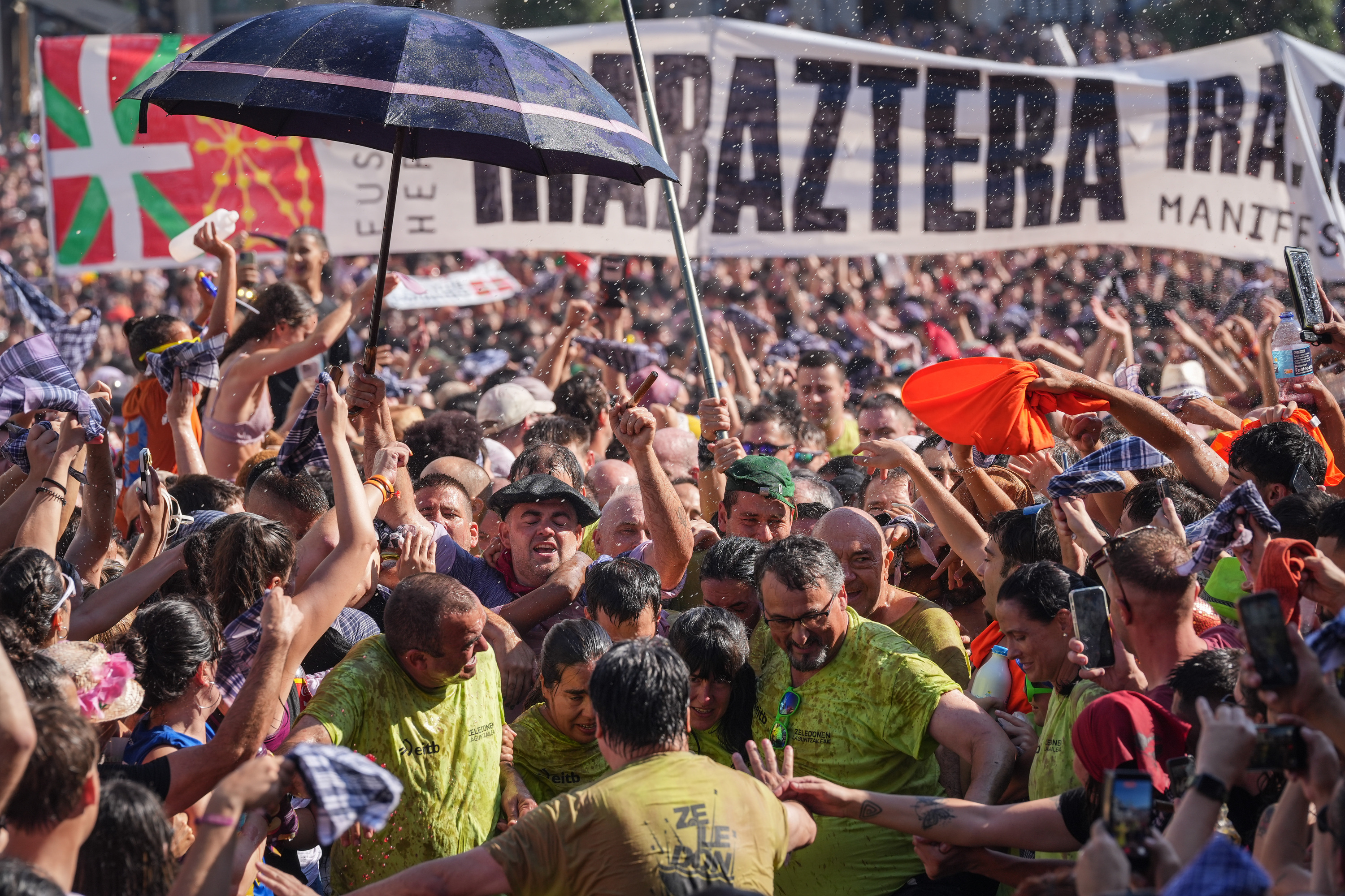 Zeledon, Andre Maria Zuriaren plaza igaro nahian. ENDIKA PORTILLO / FOKU
