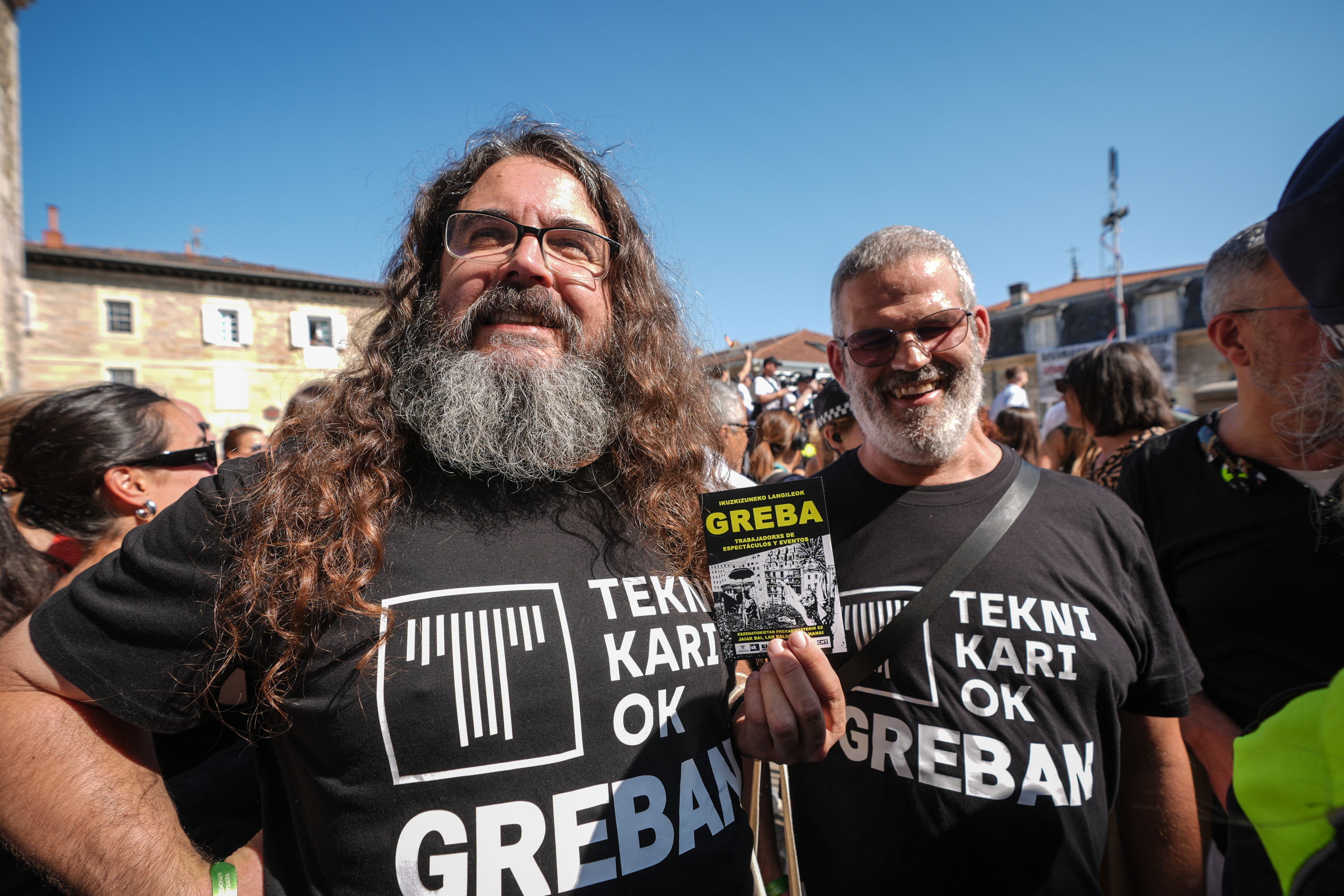 Bi soinu teknikari, grebarekin bat egiten duten kamisetekin. ENDIKA PORTILLO / FOKU