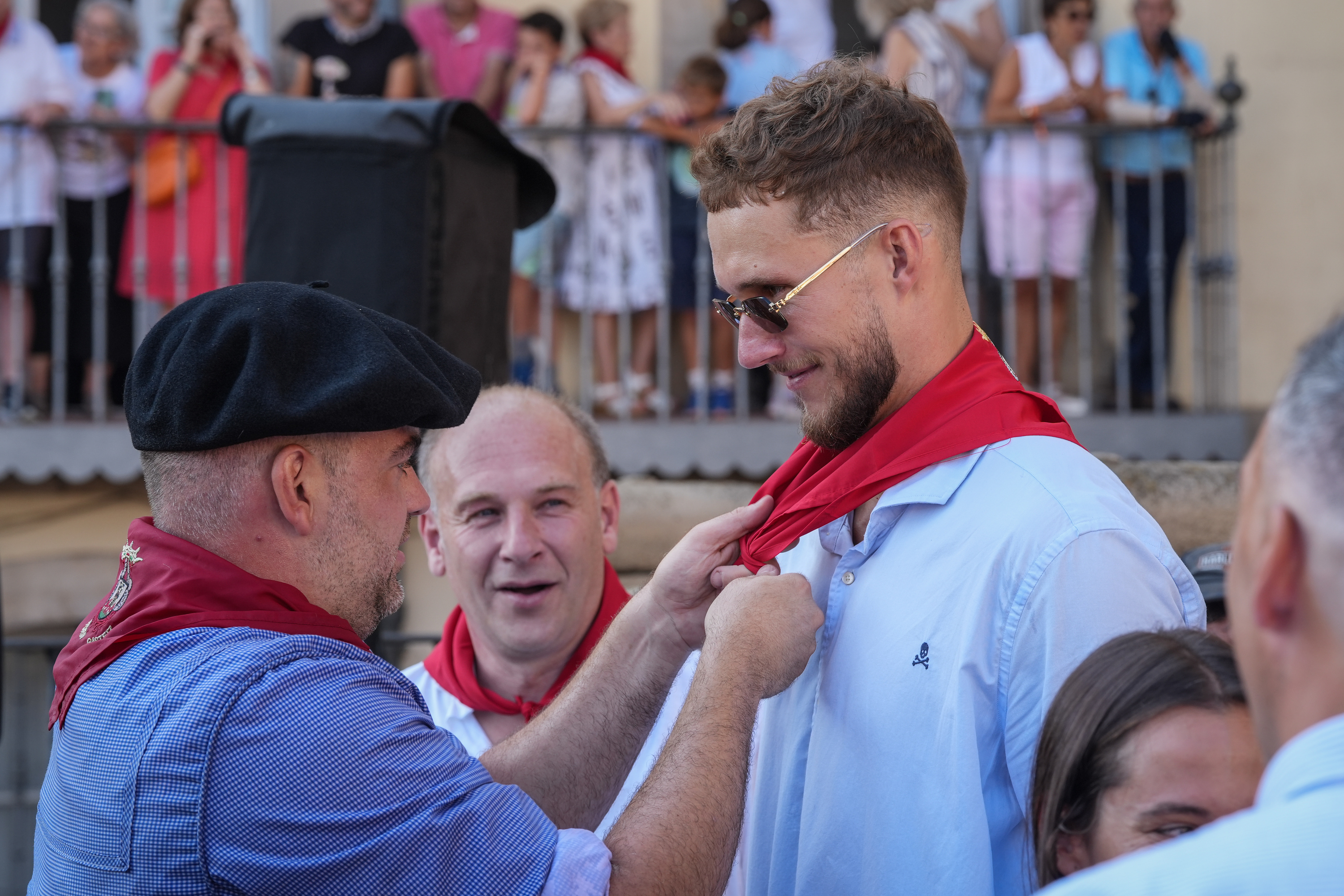 Zeledon, Baskoniako ordezkariei jaietako zapia jartzen. ENDIKA PORTILLO / FOKU