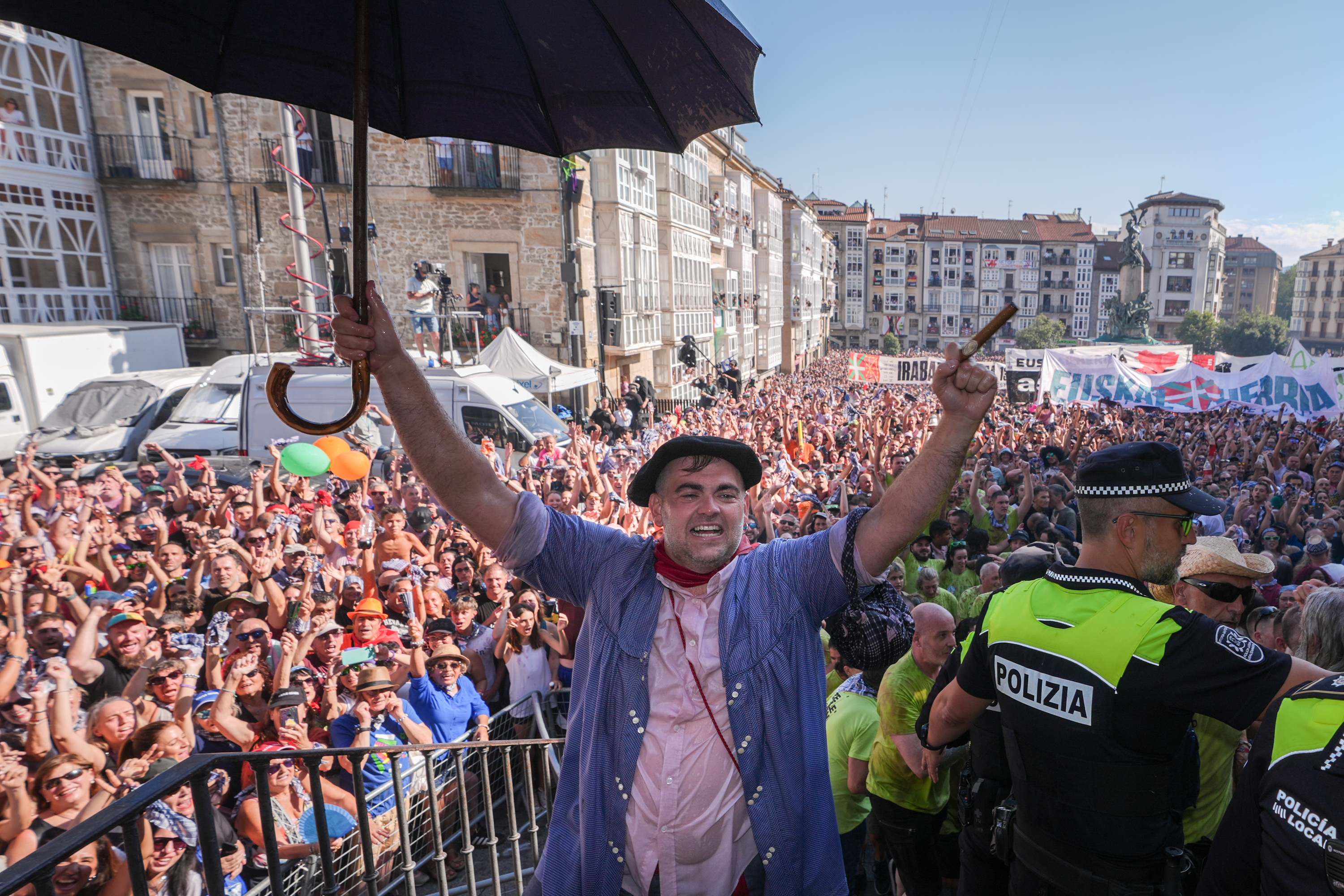 Zeledon San Prudentzio plazako balkoira iritsi berri. ENDIKA PORTILLO / FOKU