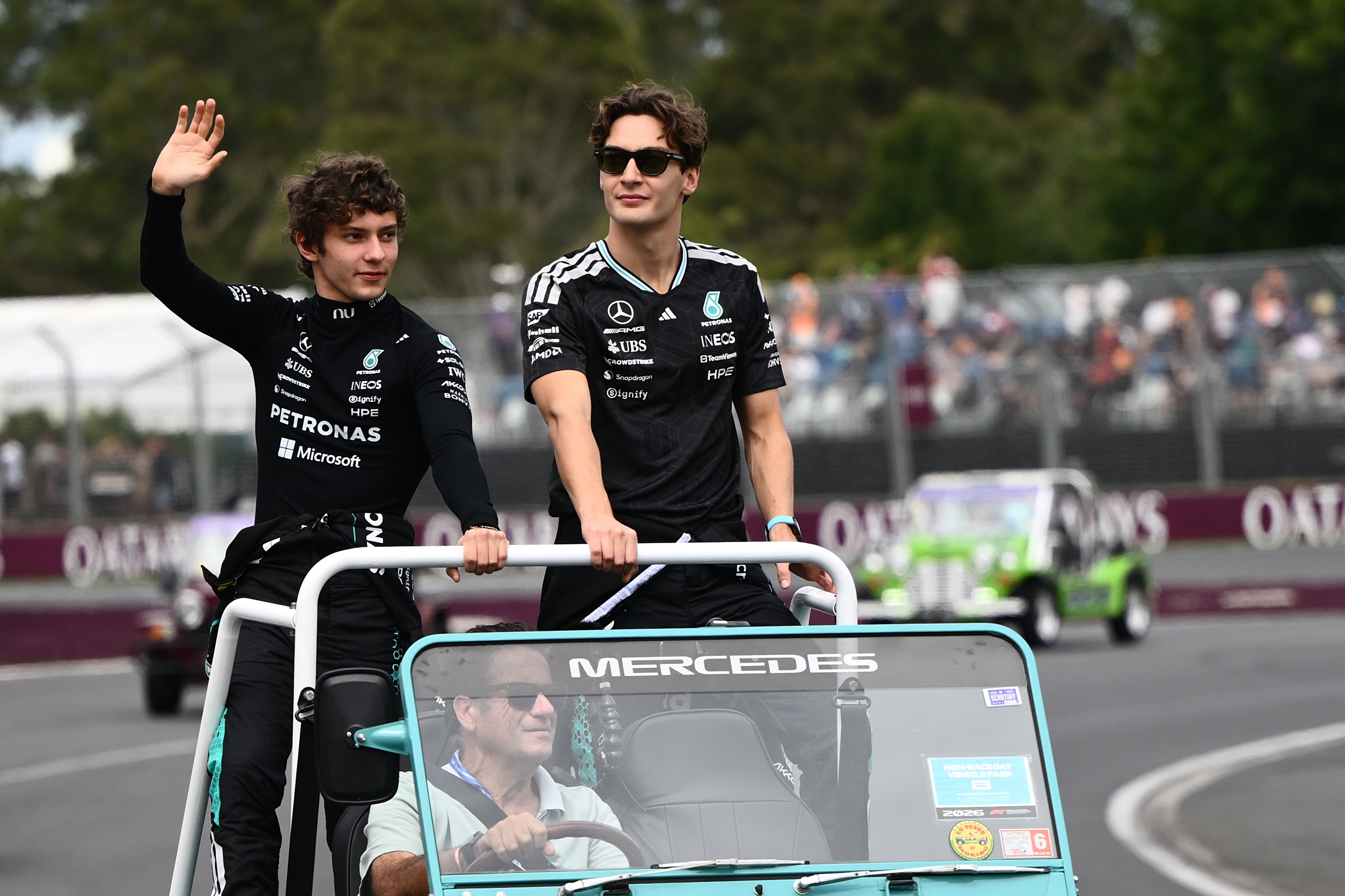 Kimi Antonelli jendea agurtzen, alboan George Russell. JOEL CARRET / EFE