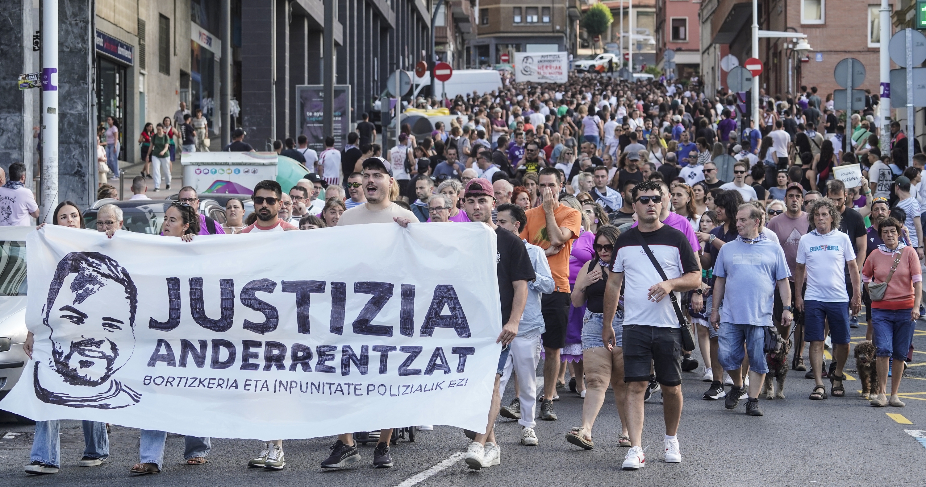 Santurtzin hildako gaztearen omenezko manifestazio bat, ekainean. MARISOL RAMIREZ / FOKU