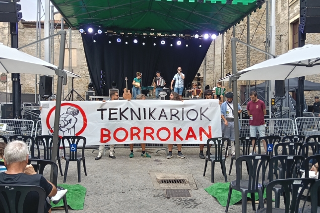 Teknikarien piketea, trikiti emanaldia hasi baino lehen. BERRIA Teknikarien piketea, trikiti emanaldia hasi baino lehen. BERRIA