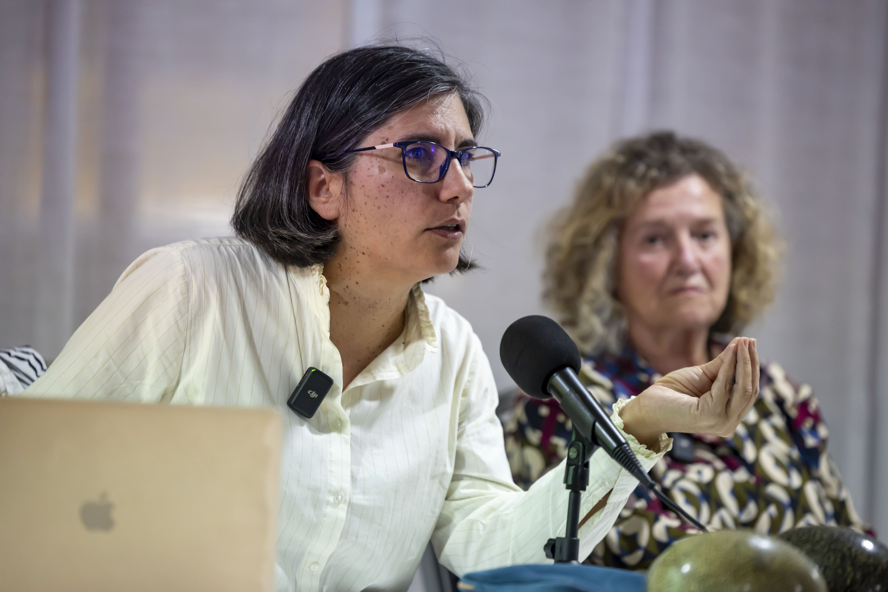 Patricia Fernandez abokatua, ezkerrean, prentsaurreko bat ematen, Melillan, 2024ko azaroaren 11n. JOSE MANUEL GINER / EFE