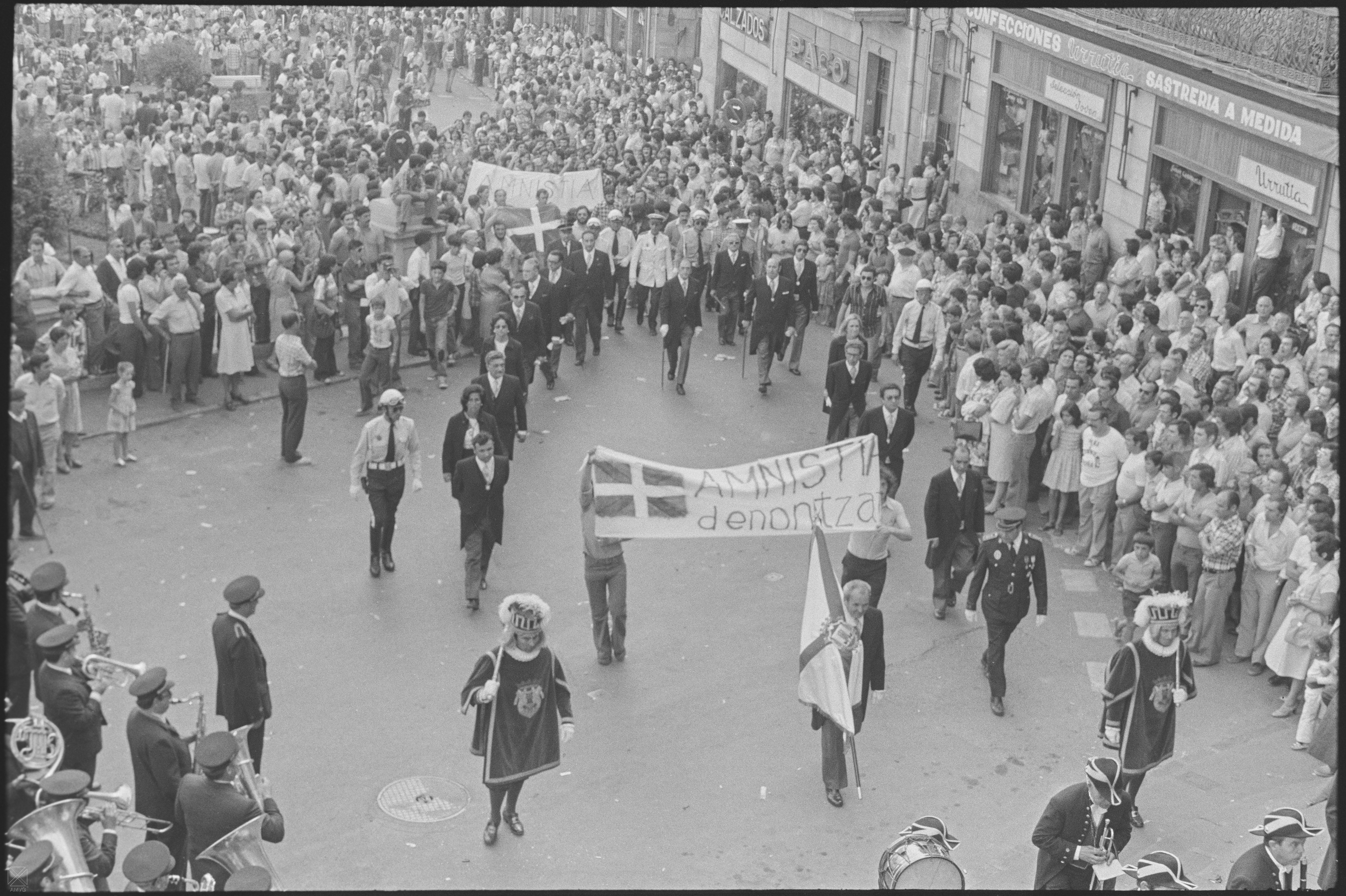 Amnistiaren aldeko manifestazioa 1976ko abuztuaren 4an, Gasteizko Andre Maria Zuriaren plazan. JABI SOTO MADRAZO / AMVG