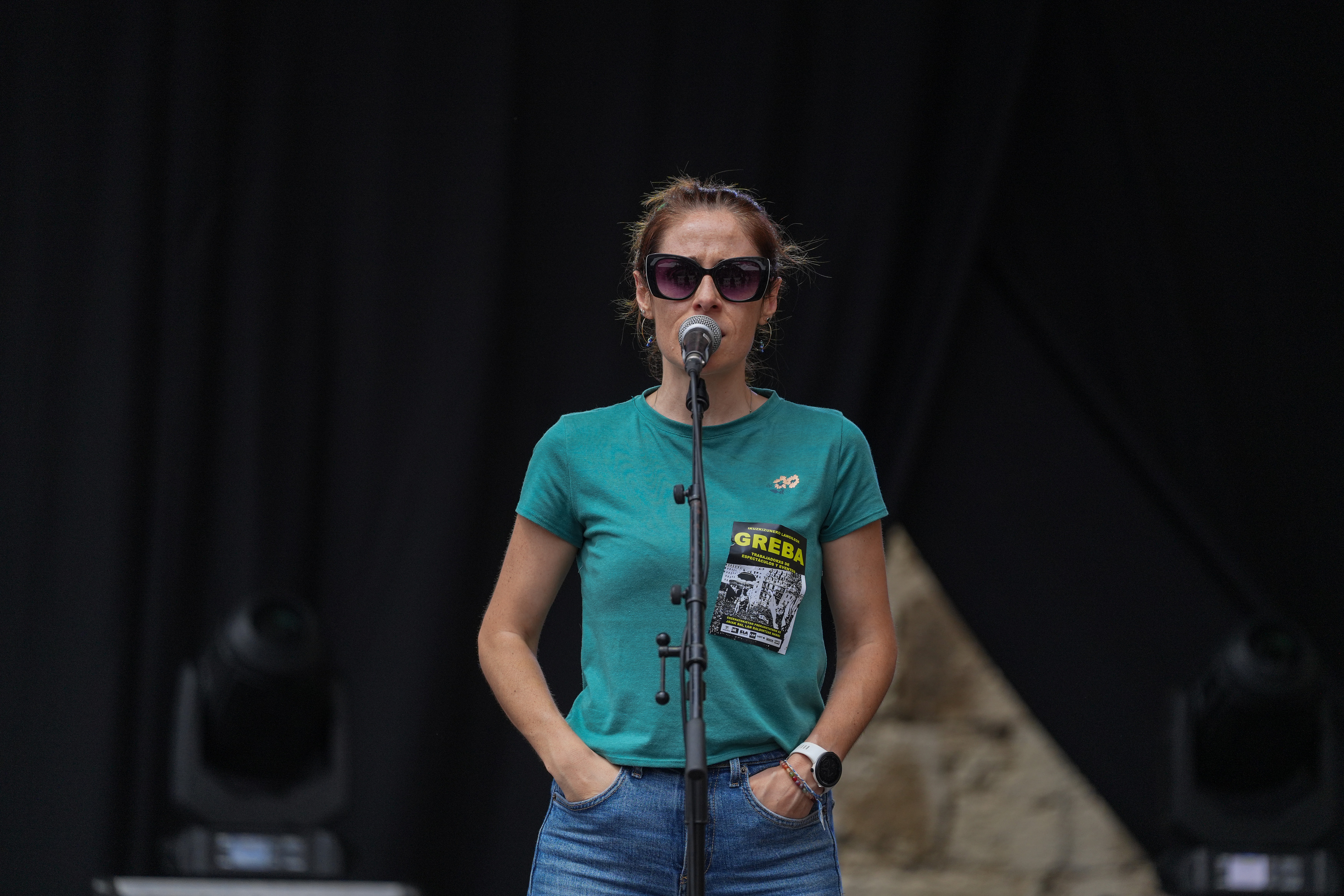Maddalen Arzallus, teknikariekin elkartasuna adierazten duen pegatinarekin, bertso saioan. ENDIKA PORTILLO / FOKU