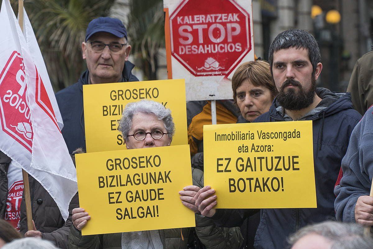 Kaleratzeak Stop-ek eta Azora funtsak kaltetutakoen plataformak otsailean egindako agerraldi bat. ANDONI CANELLADA / FOKU