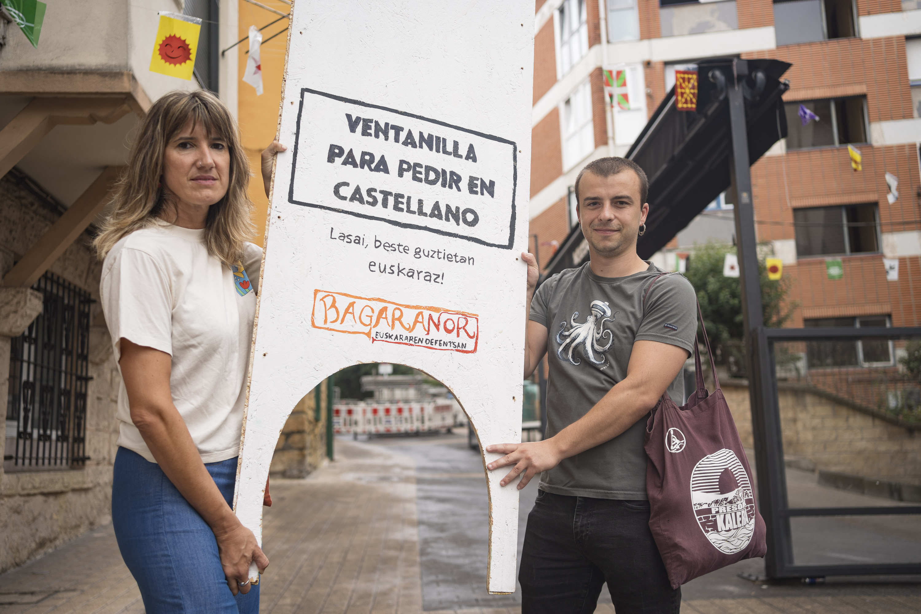 Arrieta eta Amezaga, txosnetan jarritako leihatiletako bat aldean. ARITZ LOIOLA / FOKU