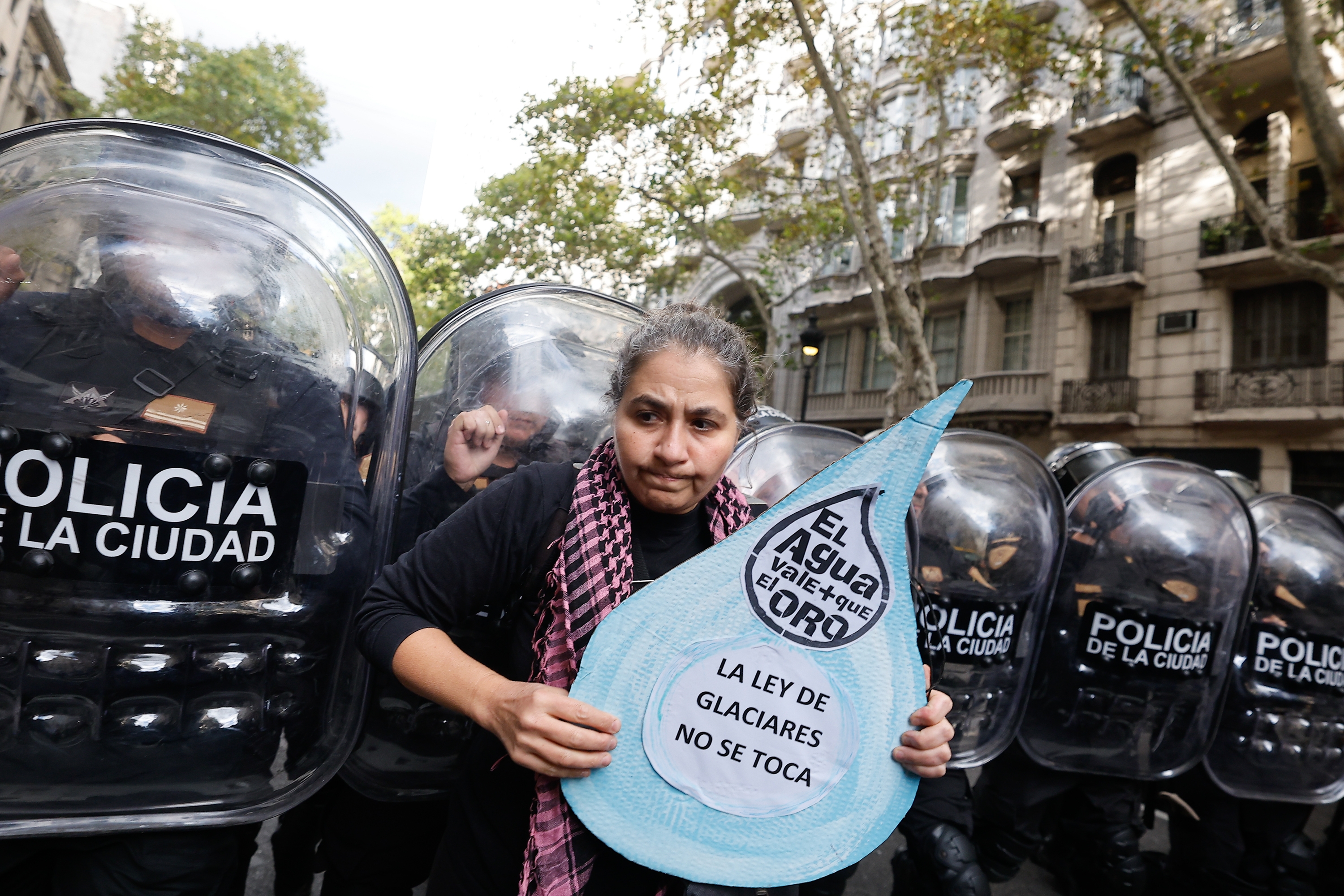 Apirilean Glaziarren Legearen erreformaren kontra egindako protesta bat, Buenos Airesen. JUAN IGNACIO RONCORONI / EFE