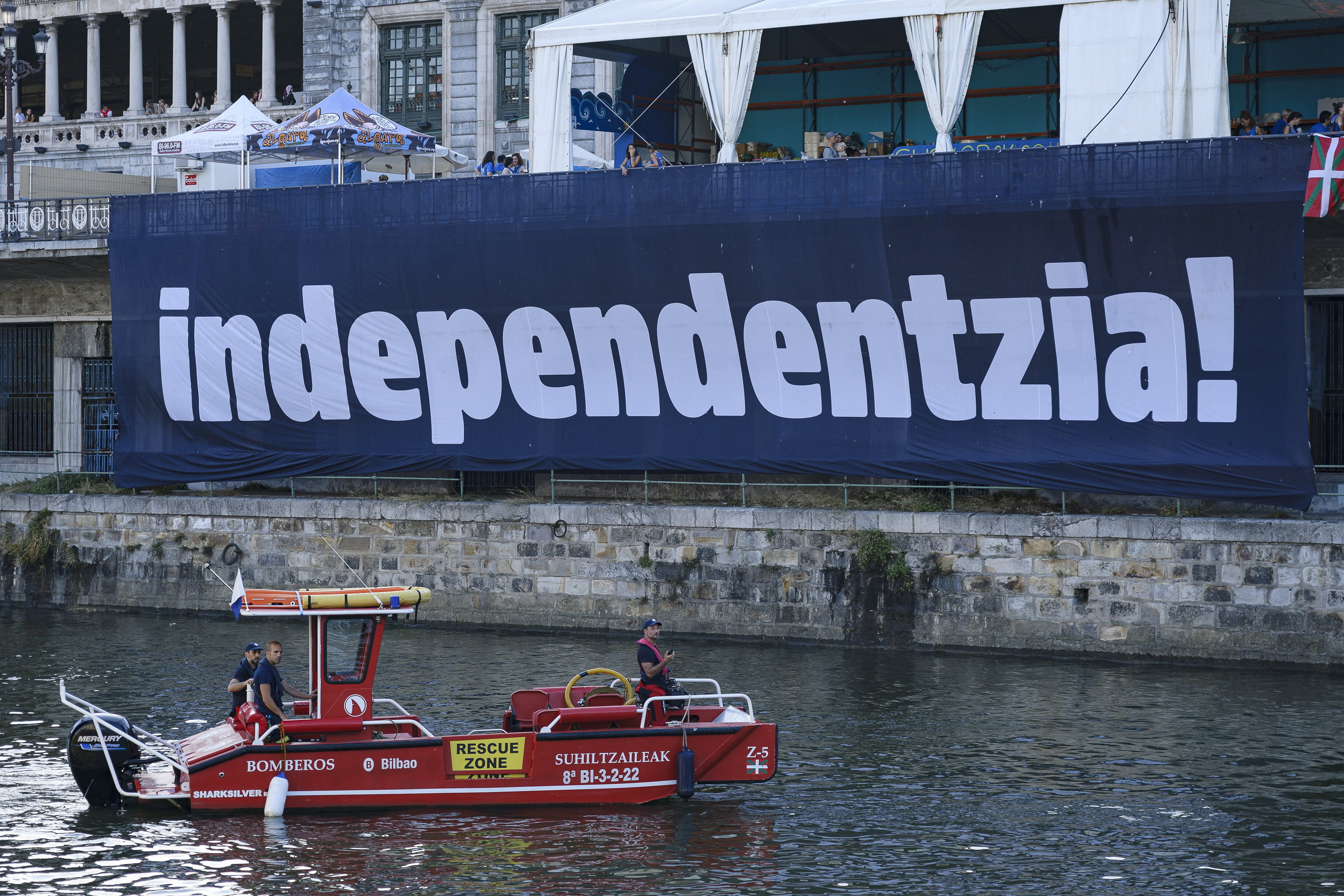 'Independentzia' dioen pankarta bat, Bilbon, artxiboko irudi batean. ARITZ LOIOLA / FOKU